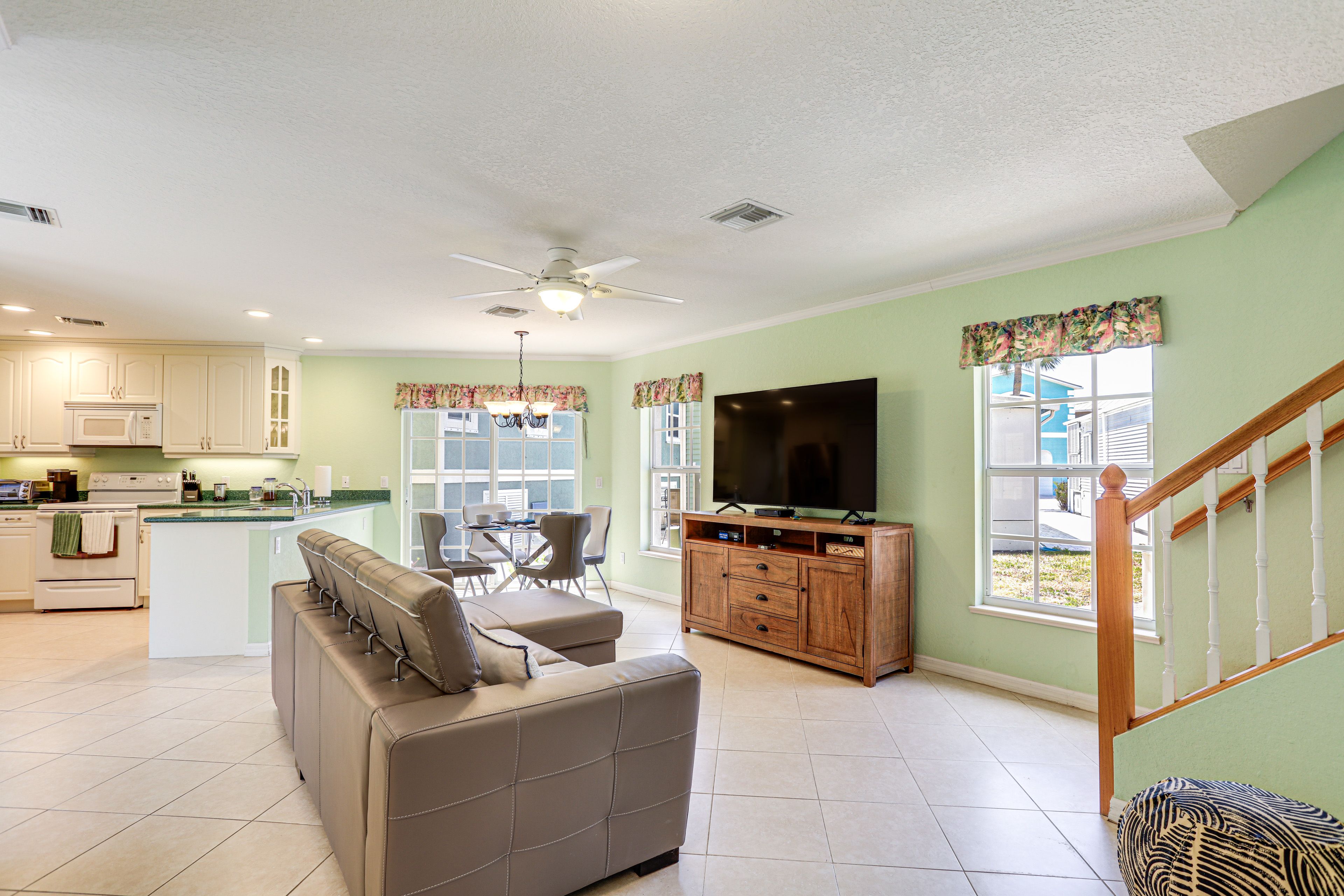 Living Room | 1st Floor | Smart TV | Free WiFi