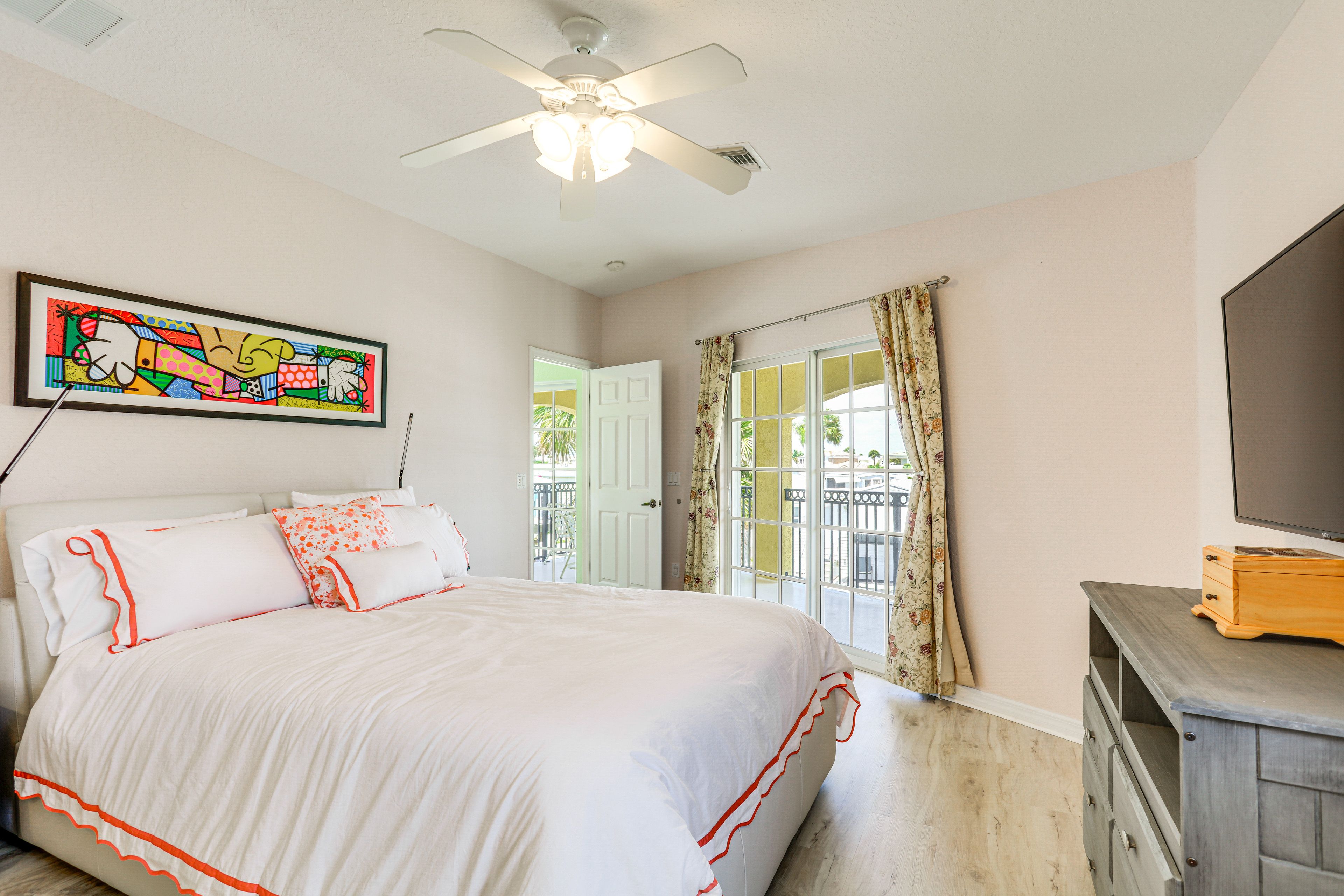 Bedroom 1 | Queen Bed | 2nd Floor | En-Suite Bathroom