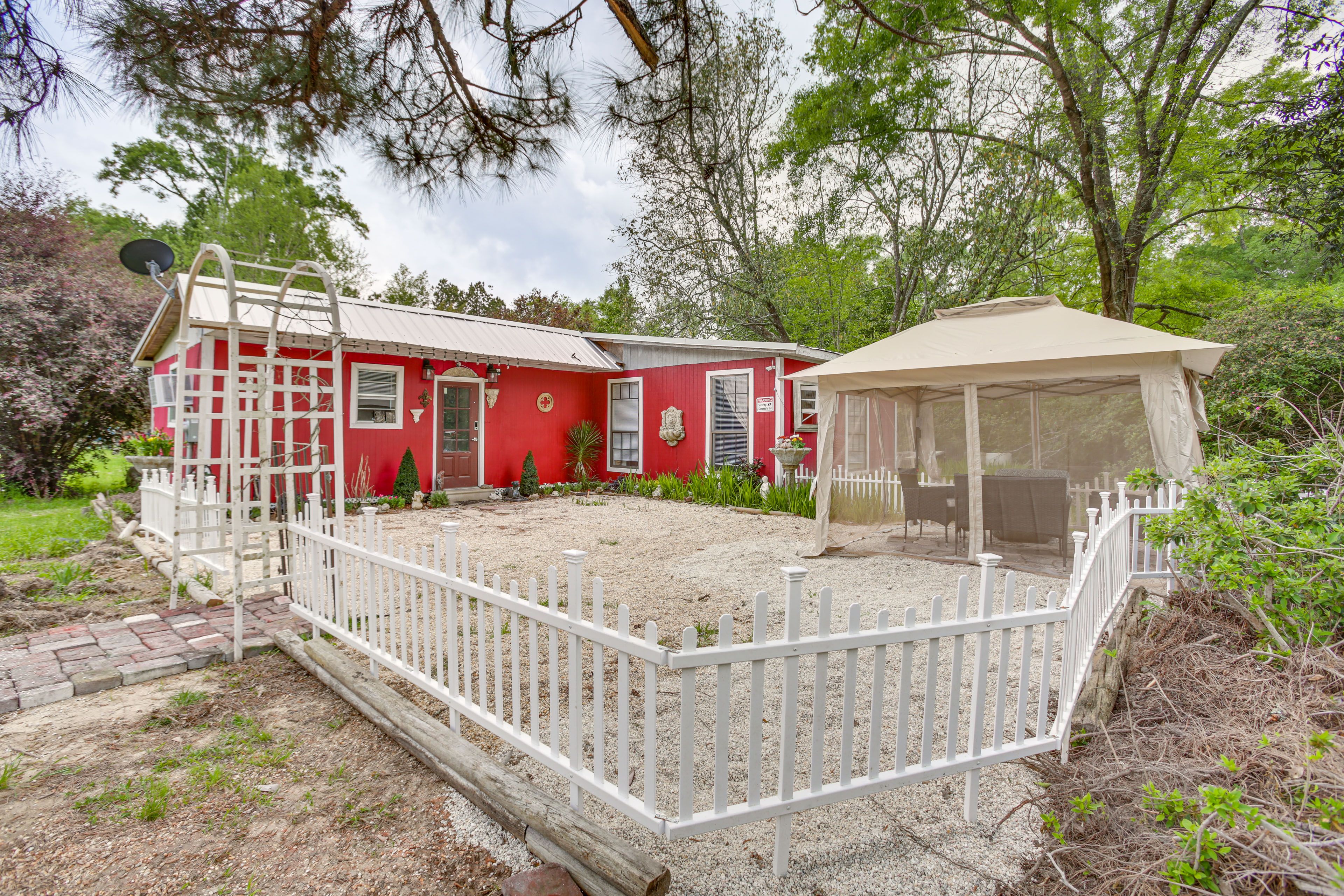 Amite City Vacation Rental | 2BR | 1BA | 900 Sq Ft | 1 Step to Access