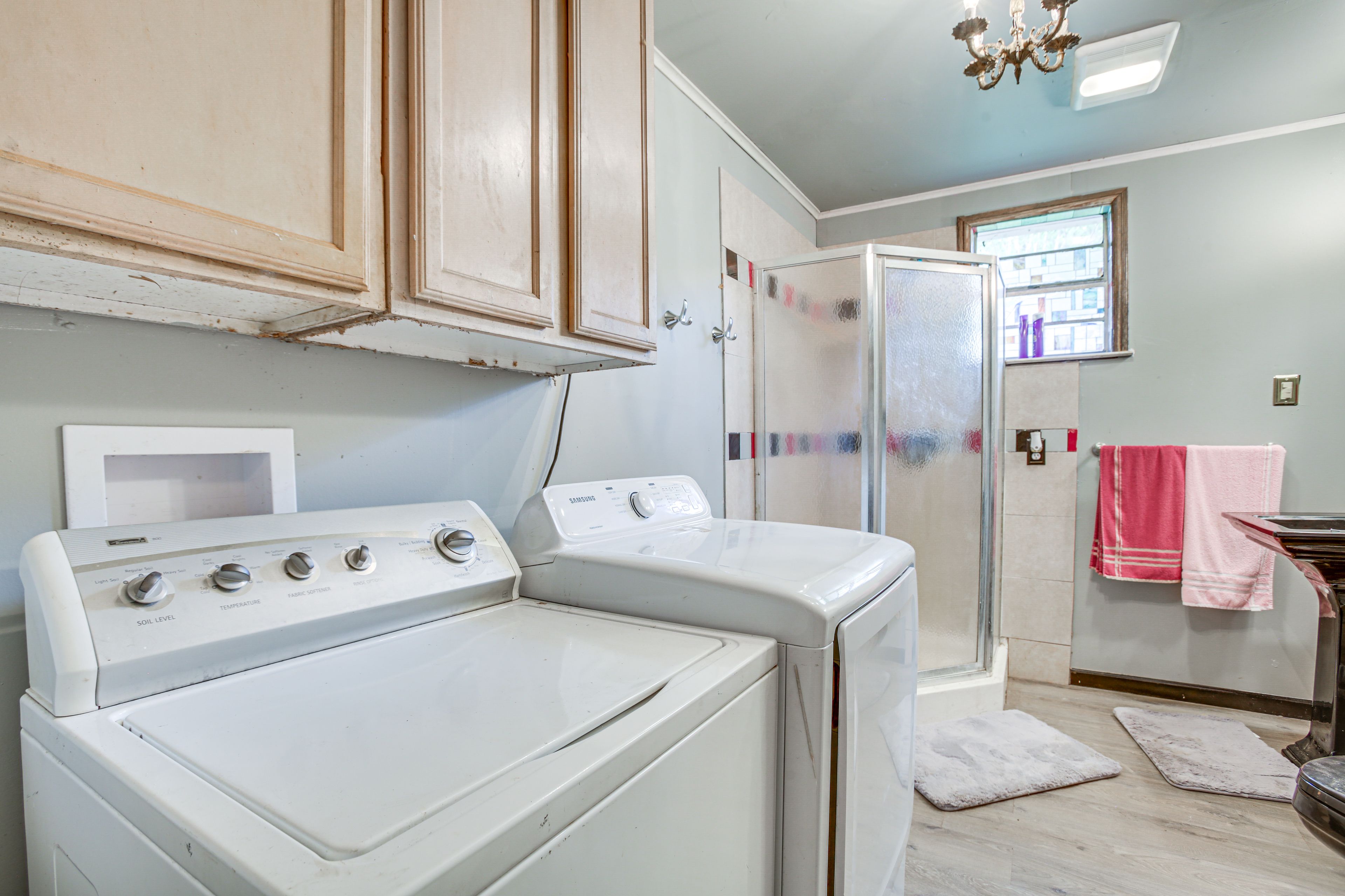 Full Bathroom | Towels Provided | Complimentary Toiletries