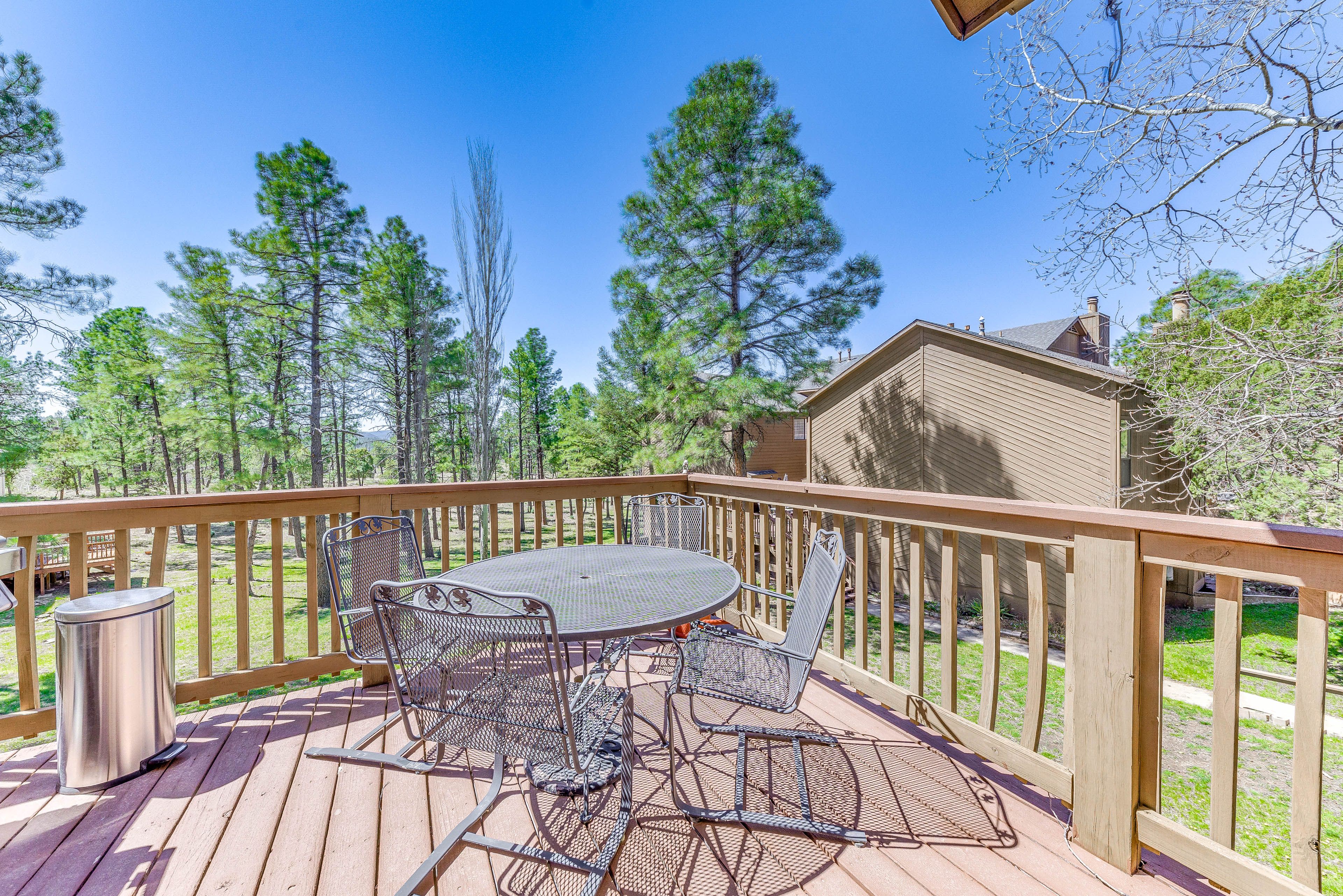 Private Deck | Outdoor Dining | 3 Mi to Alto Lake