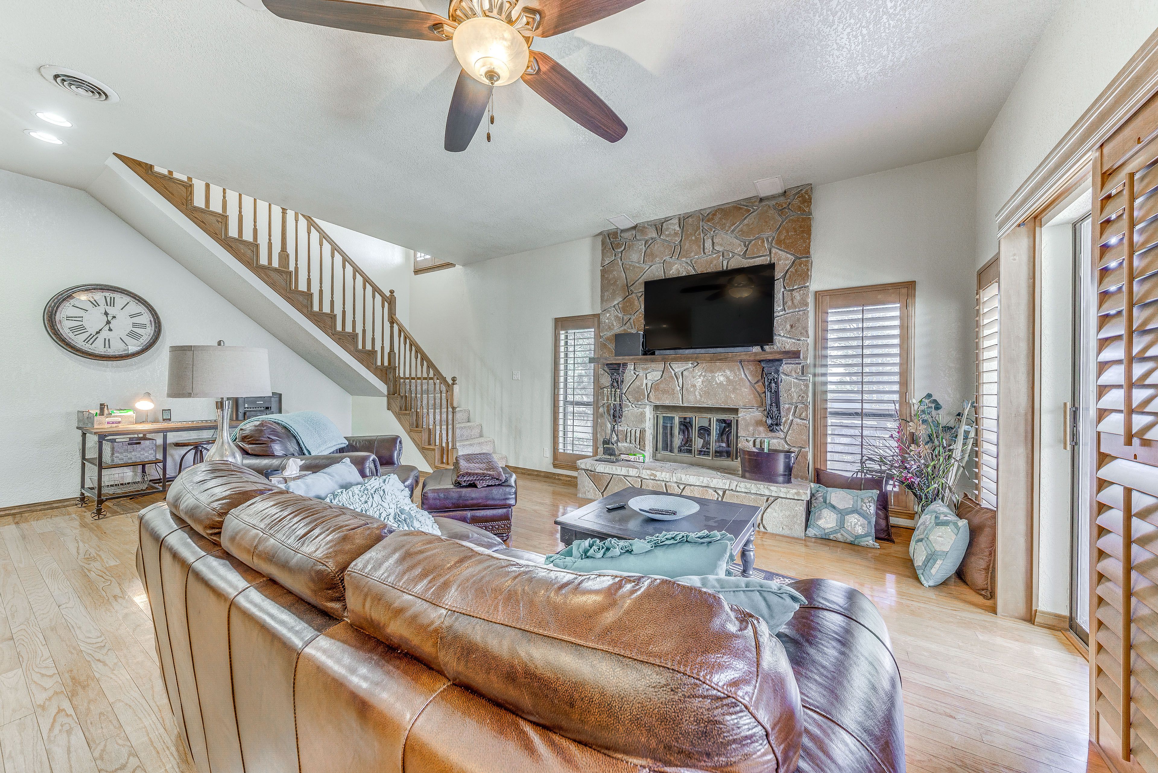Living Room | 1st Floor | Gas Fireplace | Smart TV | Free WiFi