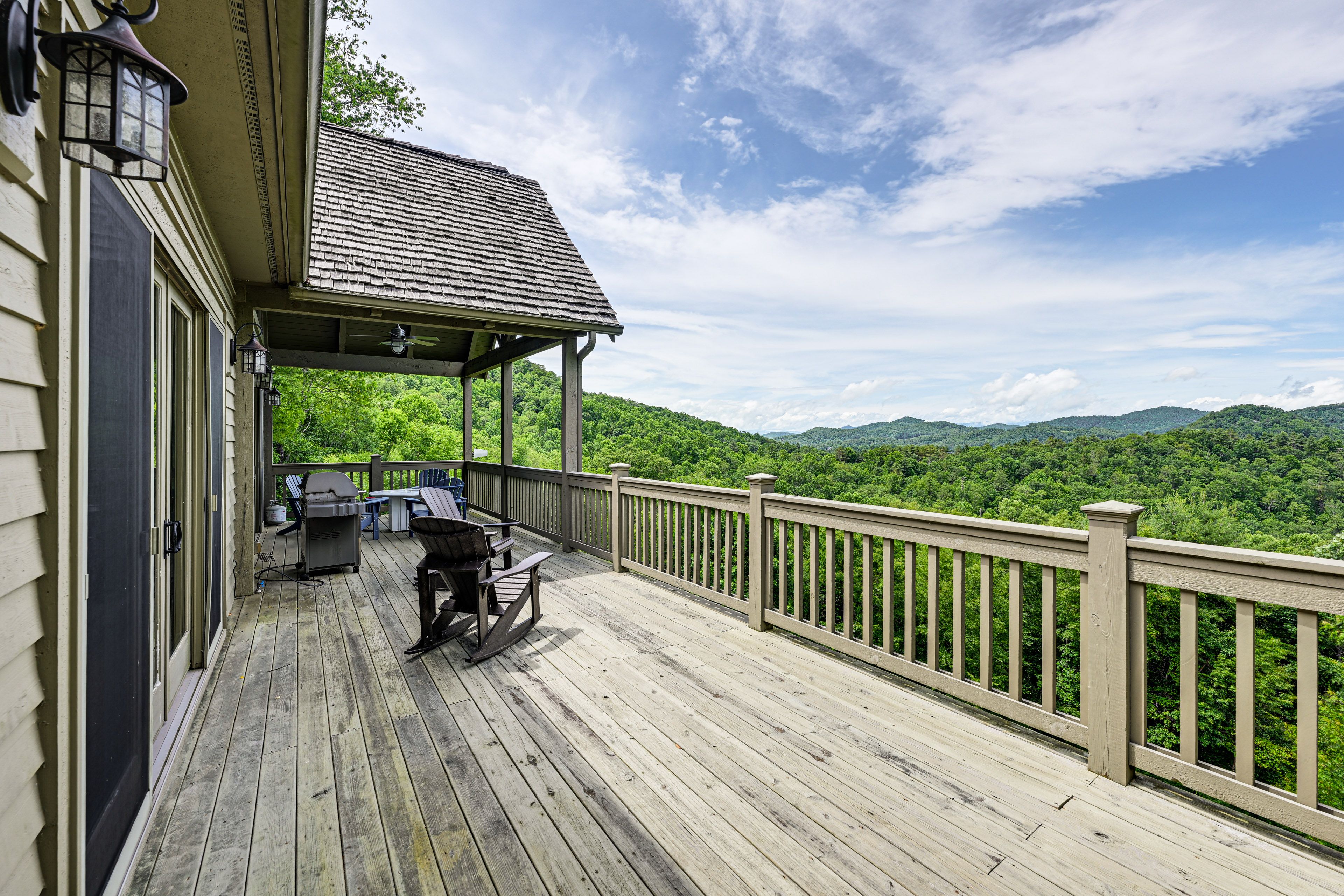 Upper Deck | Fire Pit | Gas Grill