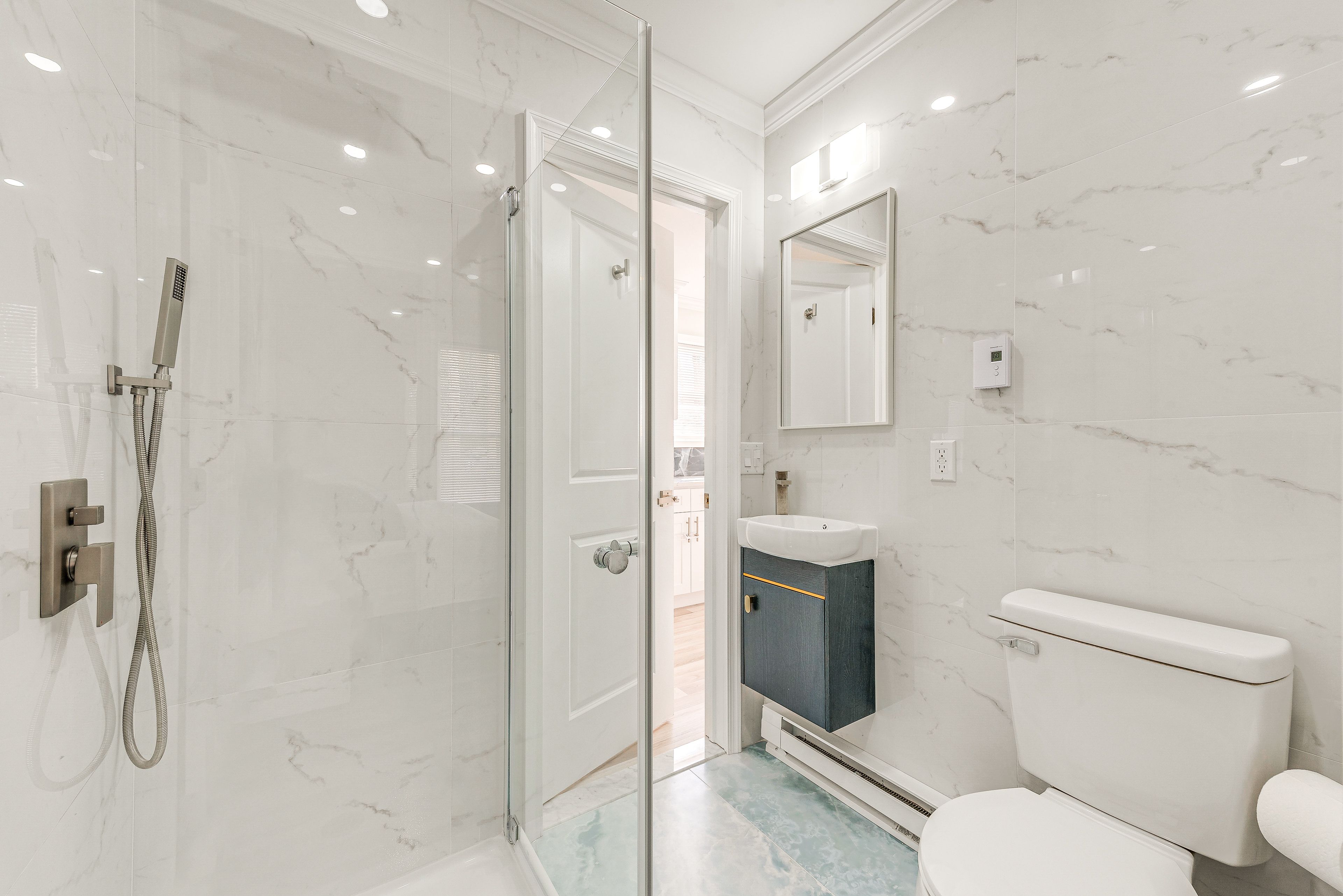 Full Bathroom | 1st Floor | Towels Provided