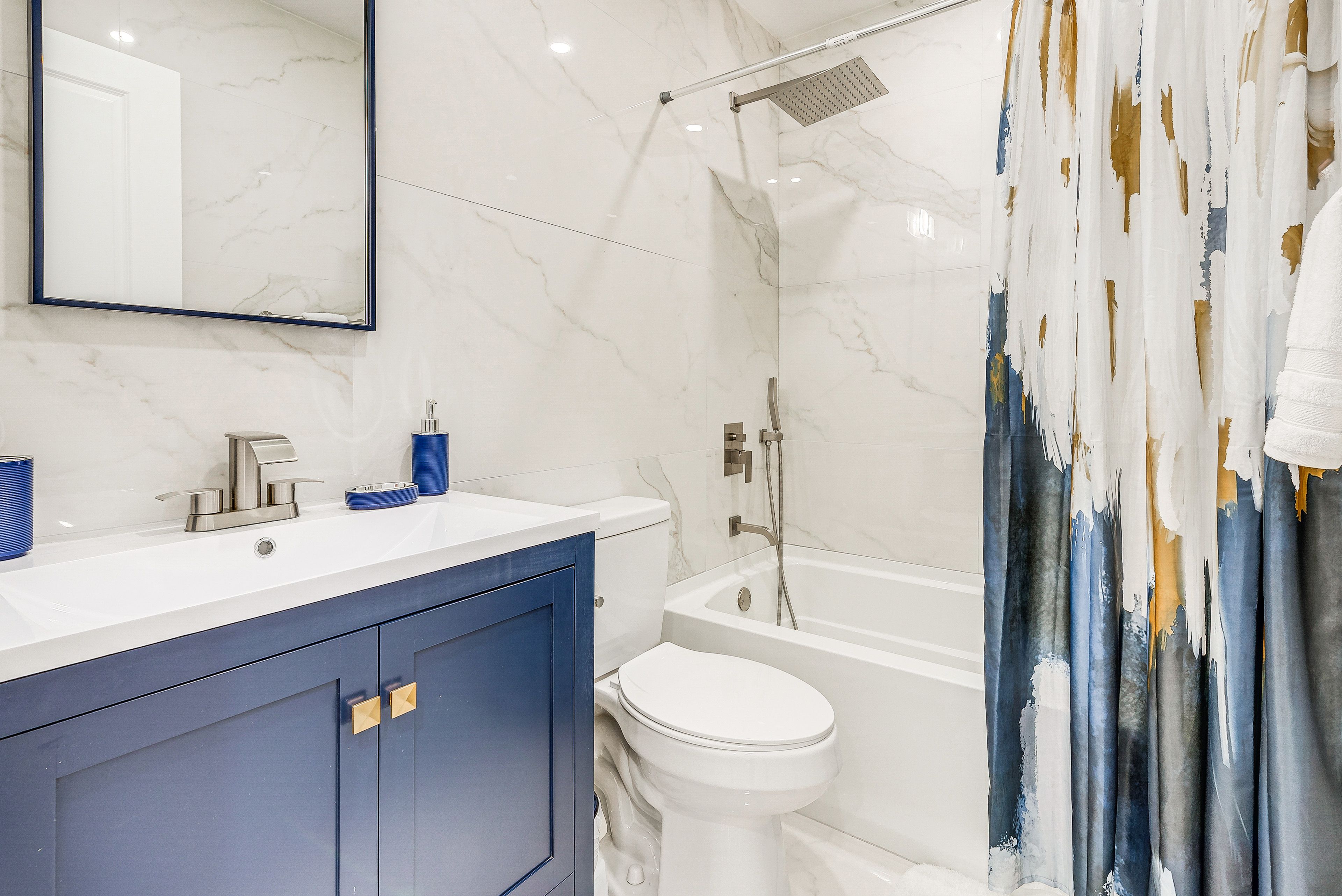 Full Bathroom | 2nd Floor