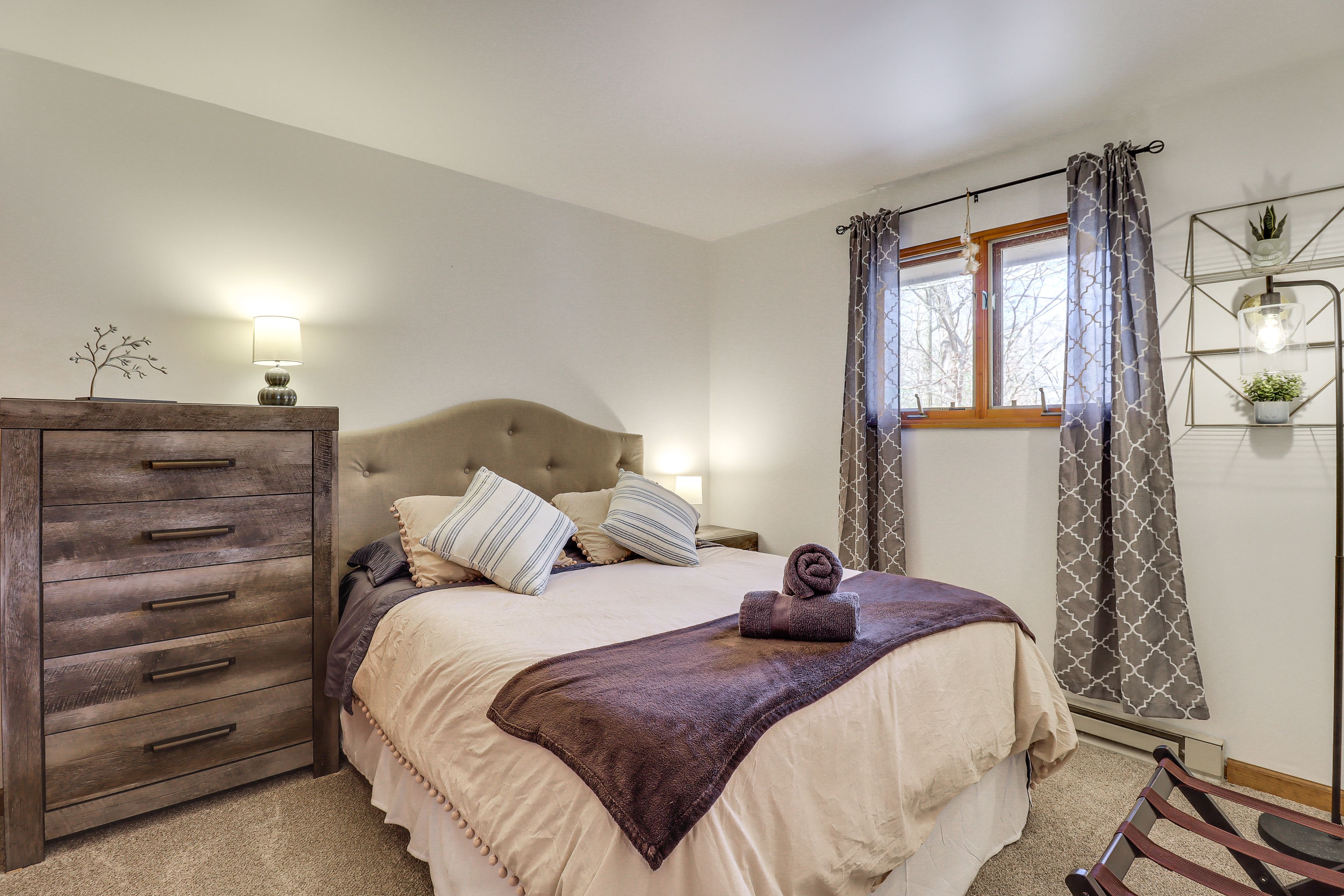 Bedroom 2 | Queen Bed | 2nd Floor | Hangers