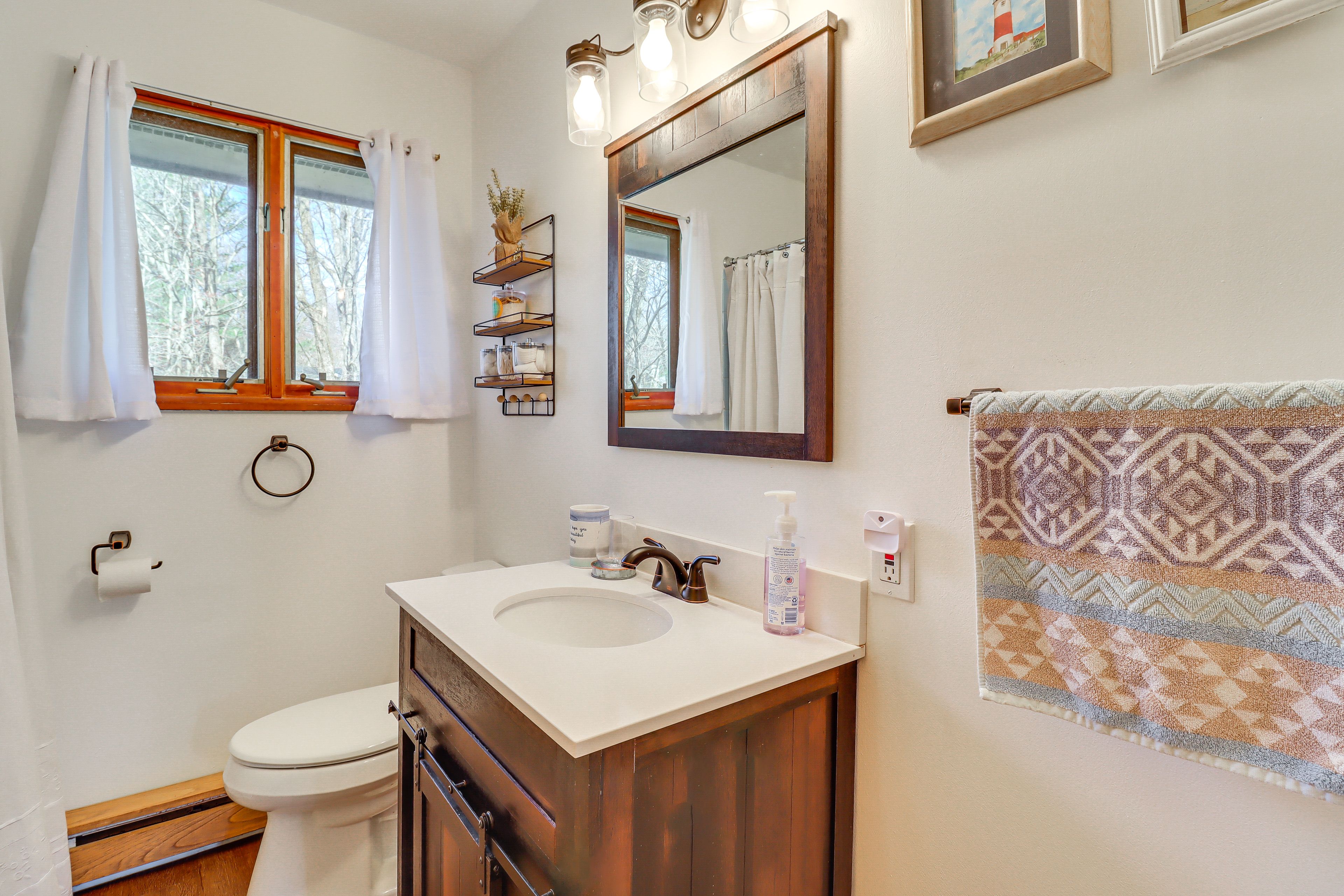Full Bathroom | 2nd Floor | Towels Provided | Complimentary Toiletries
