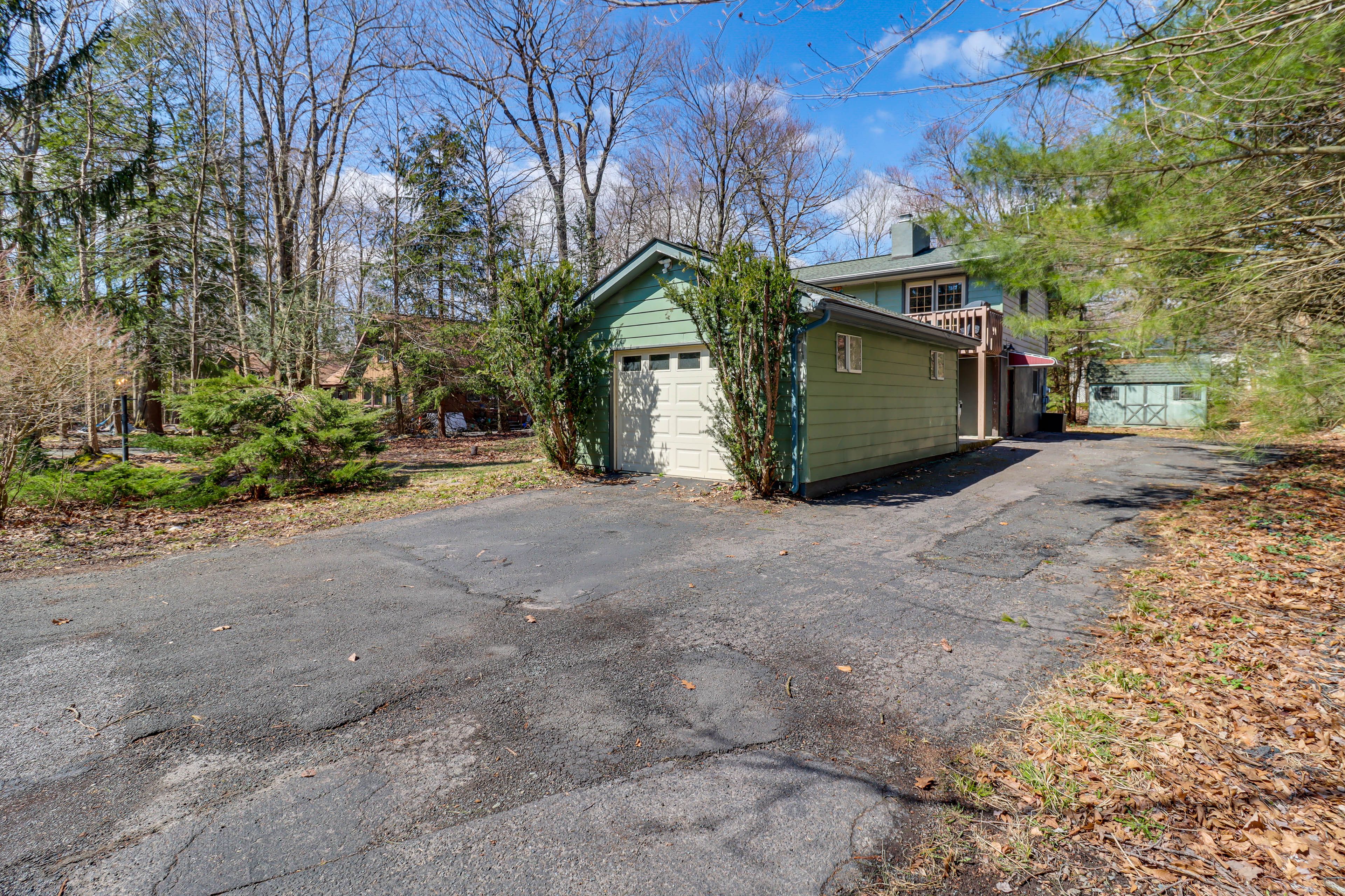 Parking | Driveway (8 Vehicles)