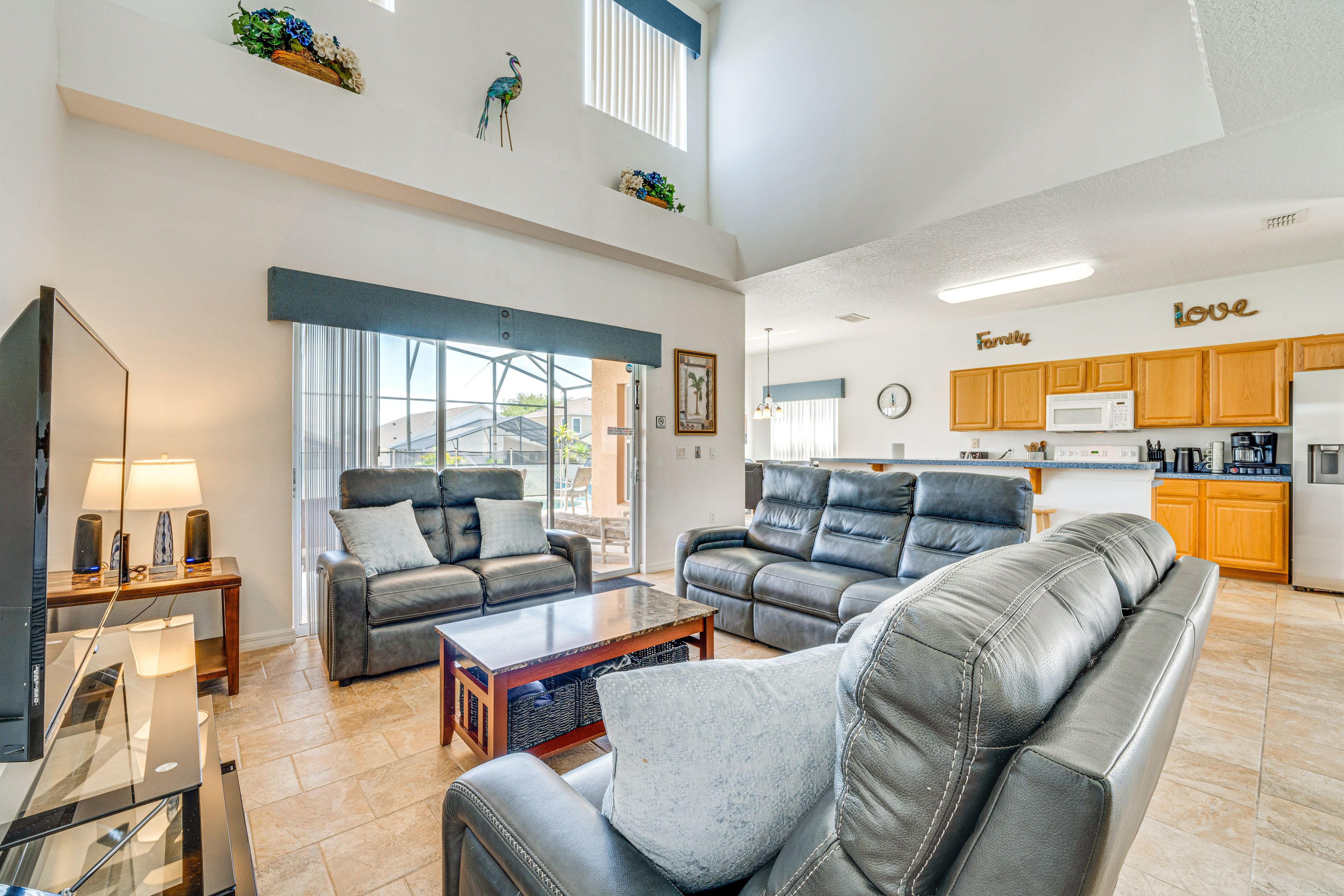 Living Room | Free WiFi | Central Heating & A/C | Smart TV | 1st Floor