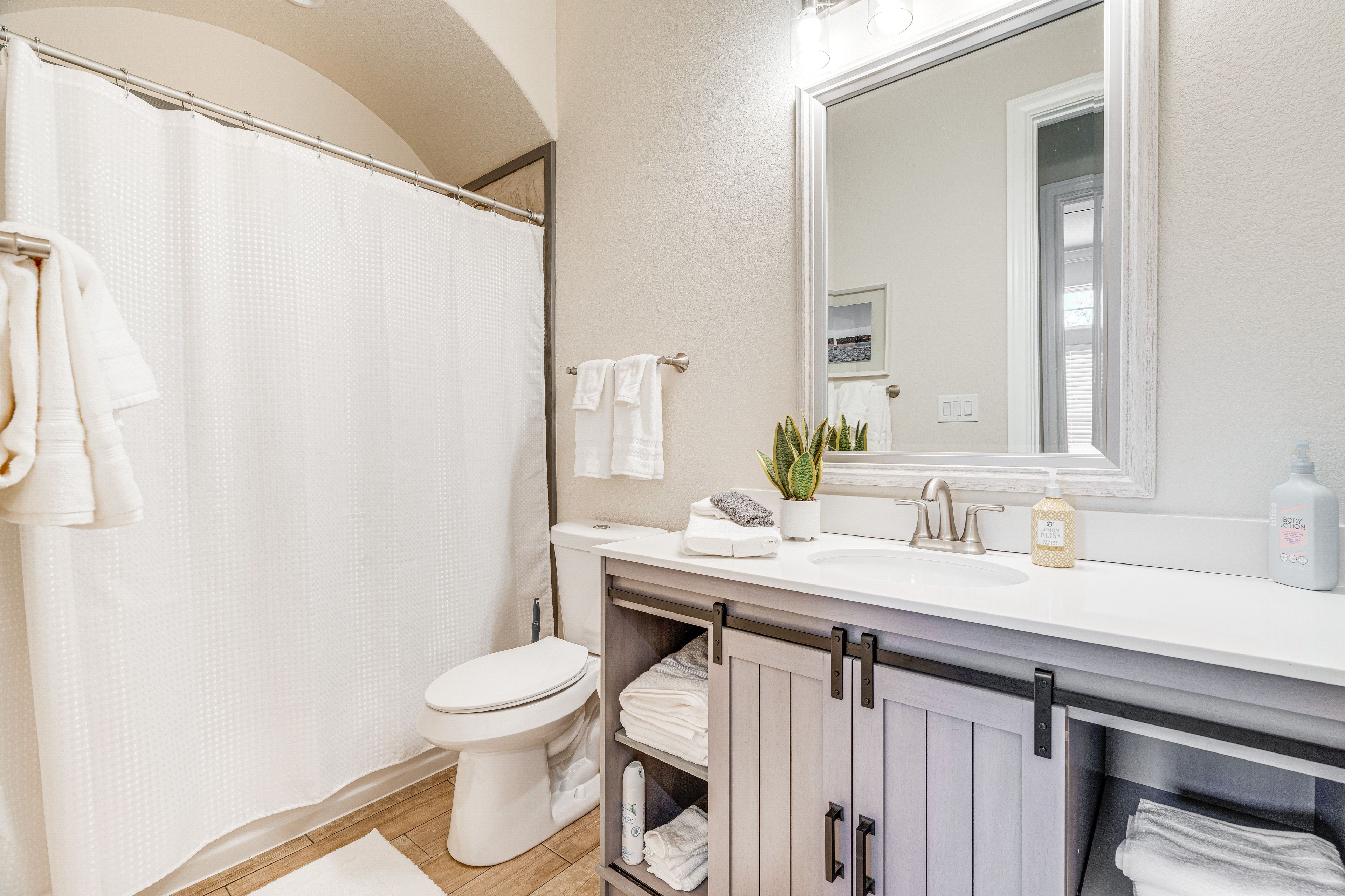 Full Bathroom | Towels Provided