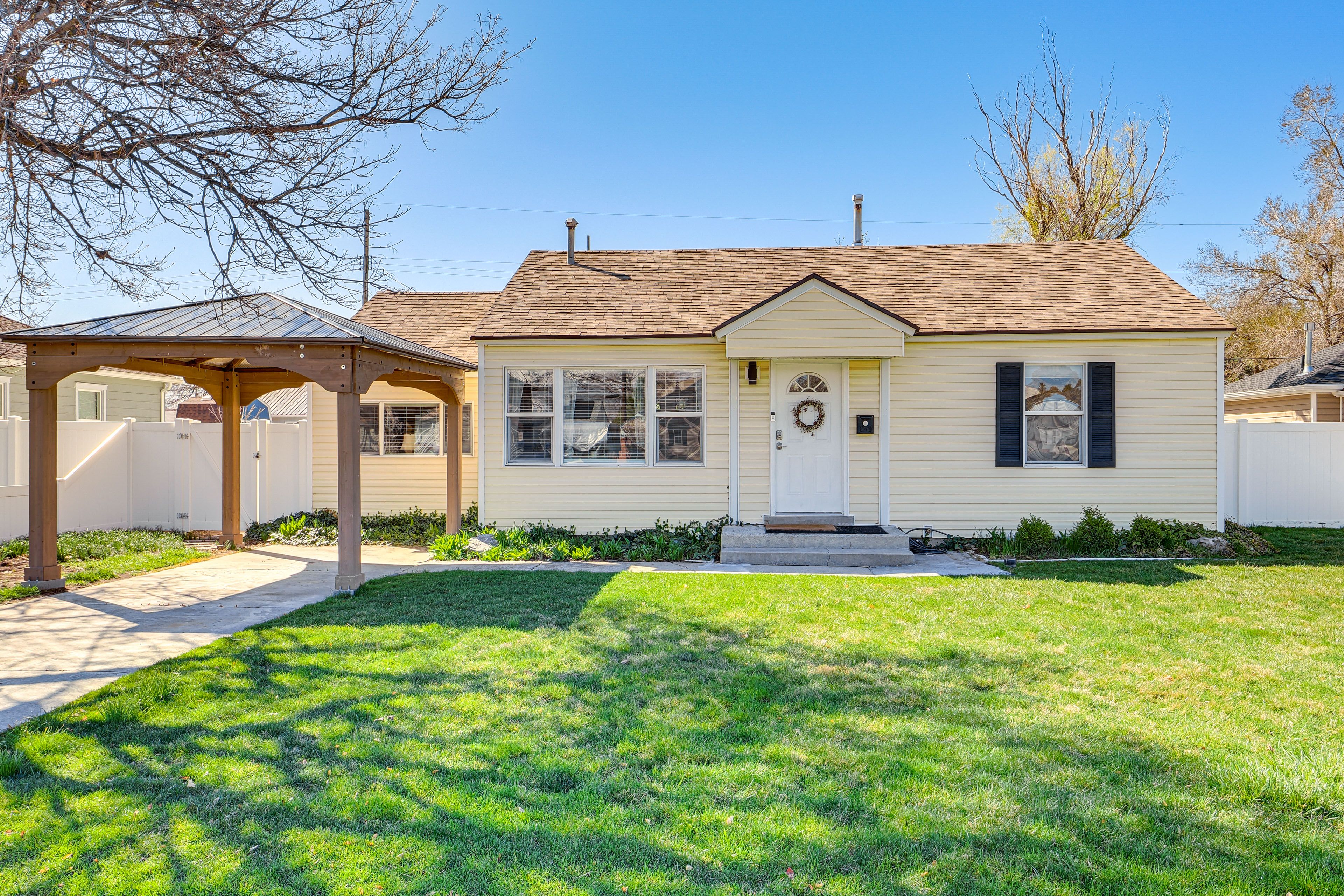 Exterior | Driveway (1 Vehicle) | Free Street Parking (1 Vehicle)