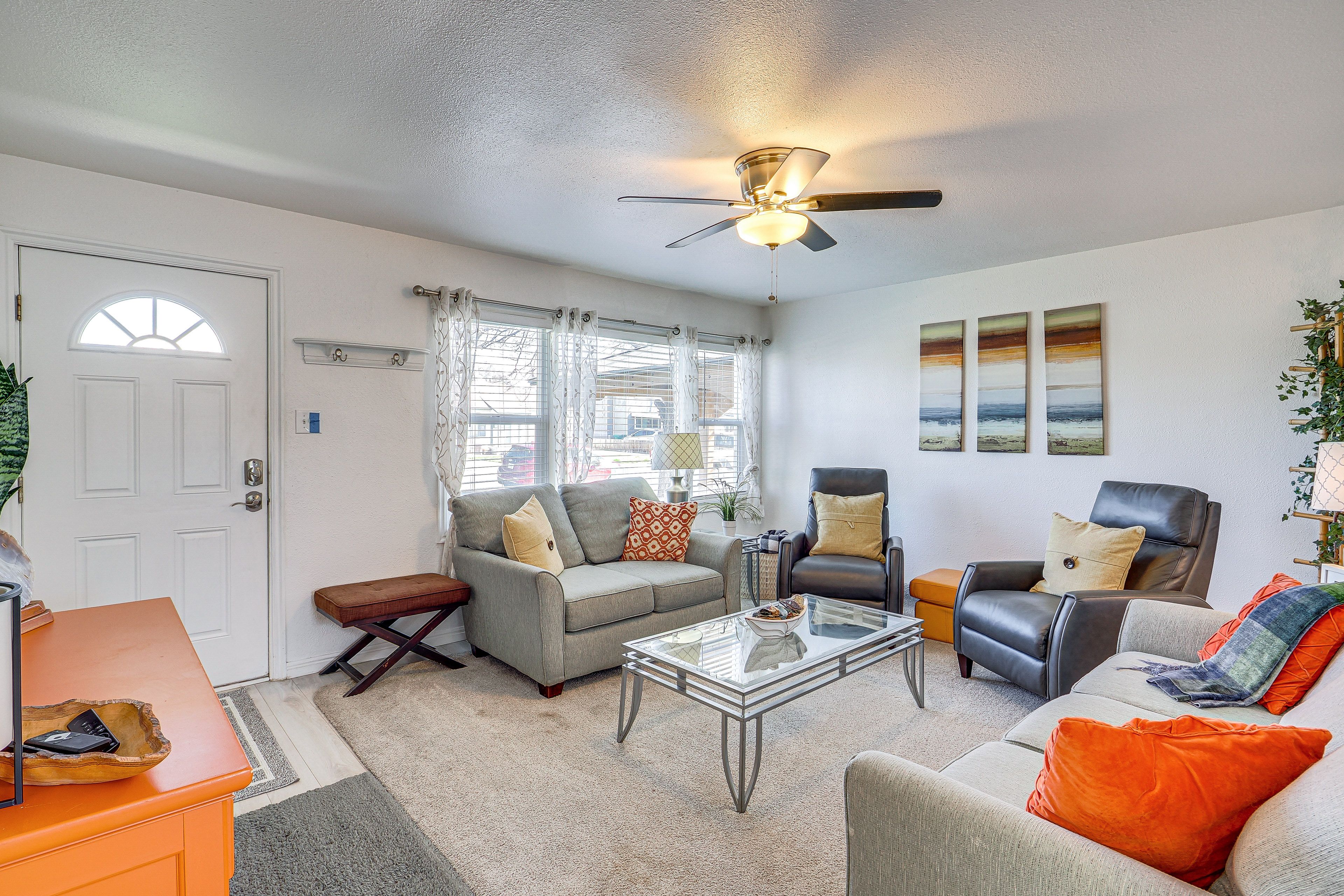 Living Room | Free WiFi | Central Heating & A/C | Smart TV