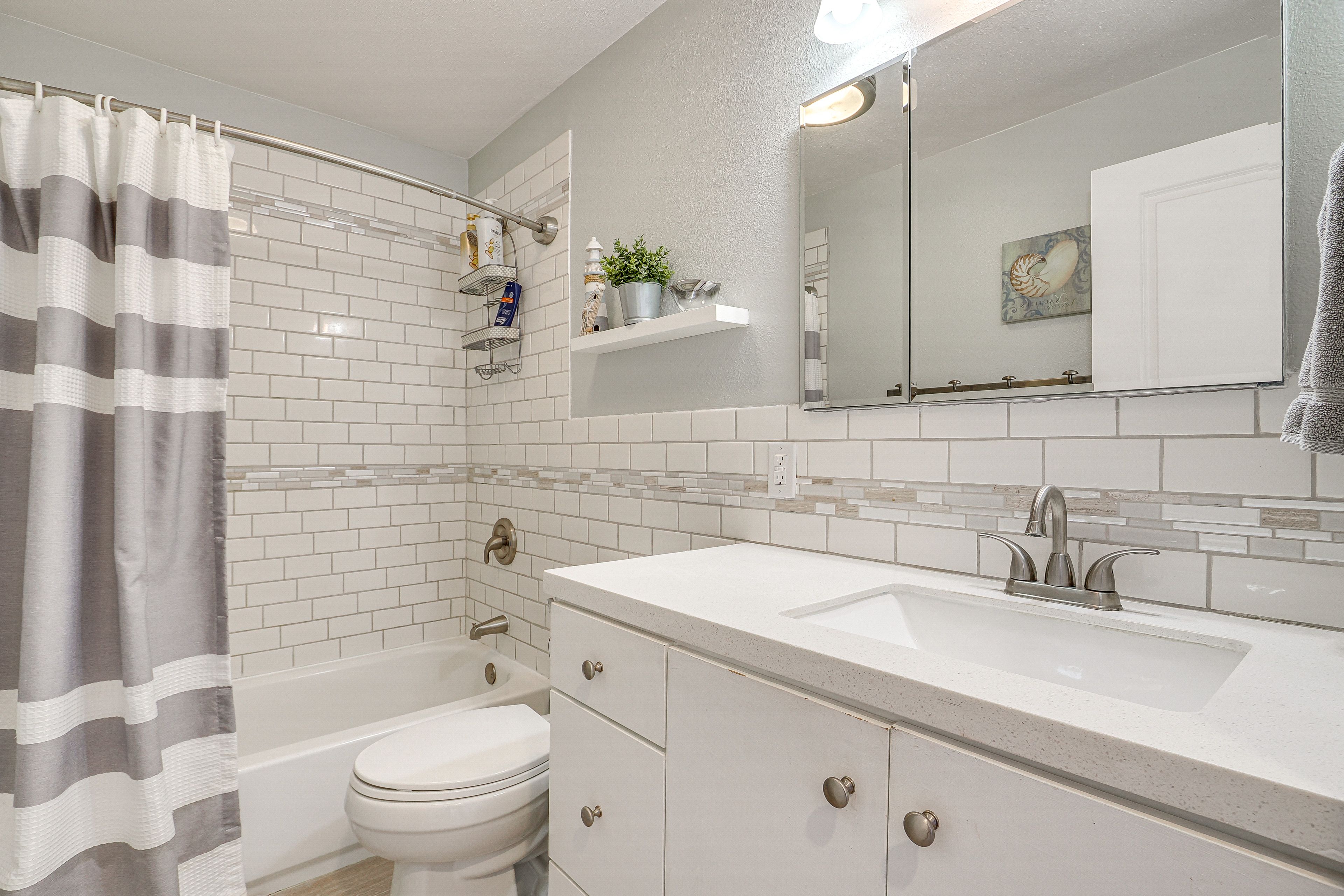 Bathroom | Complimentary Toiletries | Towels Provided