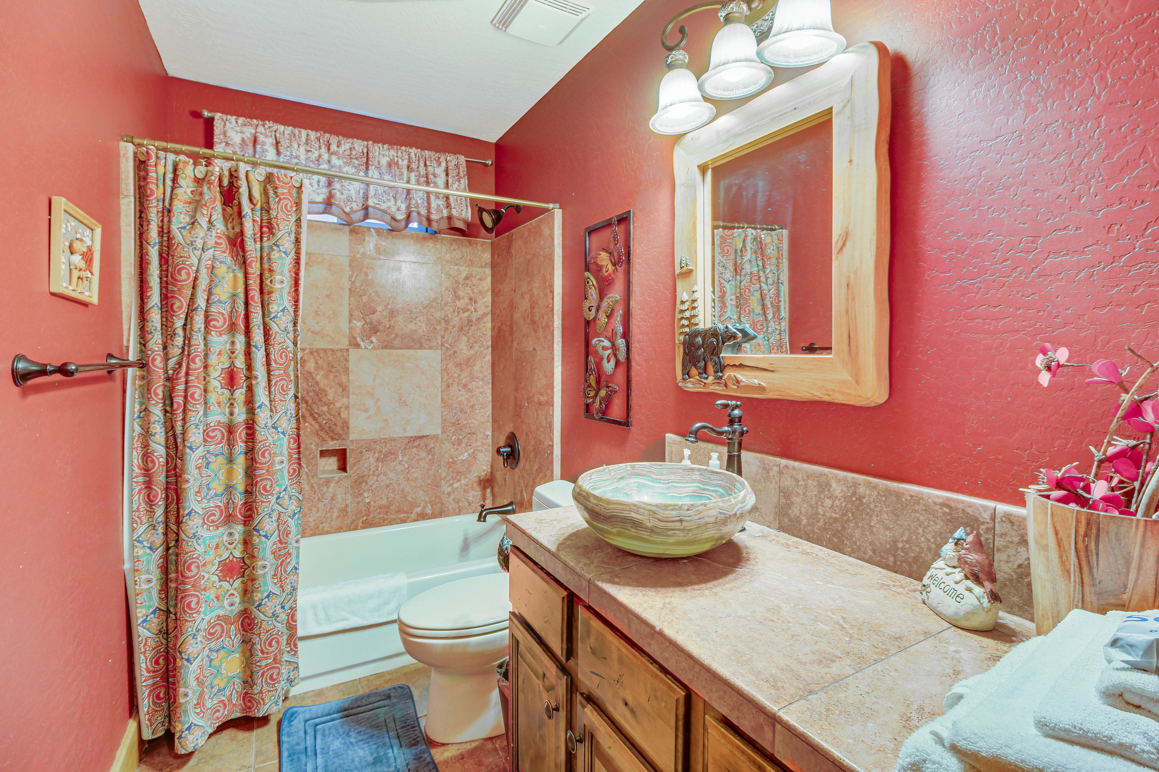 Full Bathroom | 1st Floor | Towels Provided