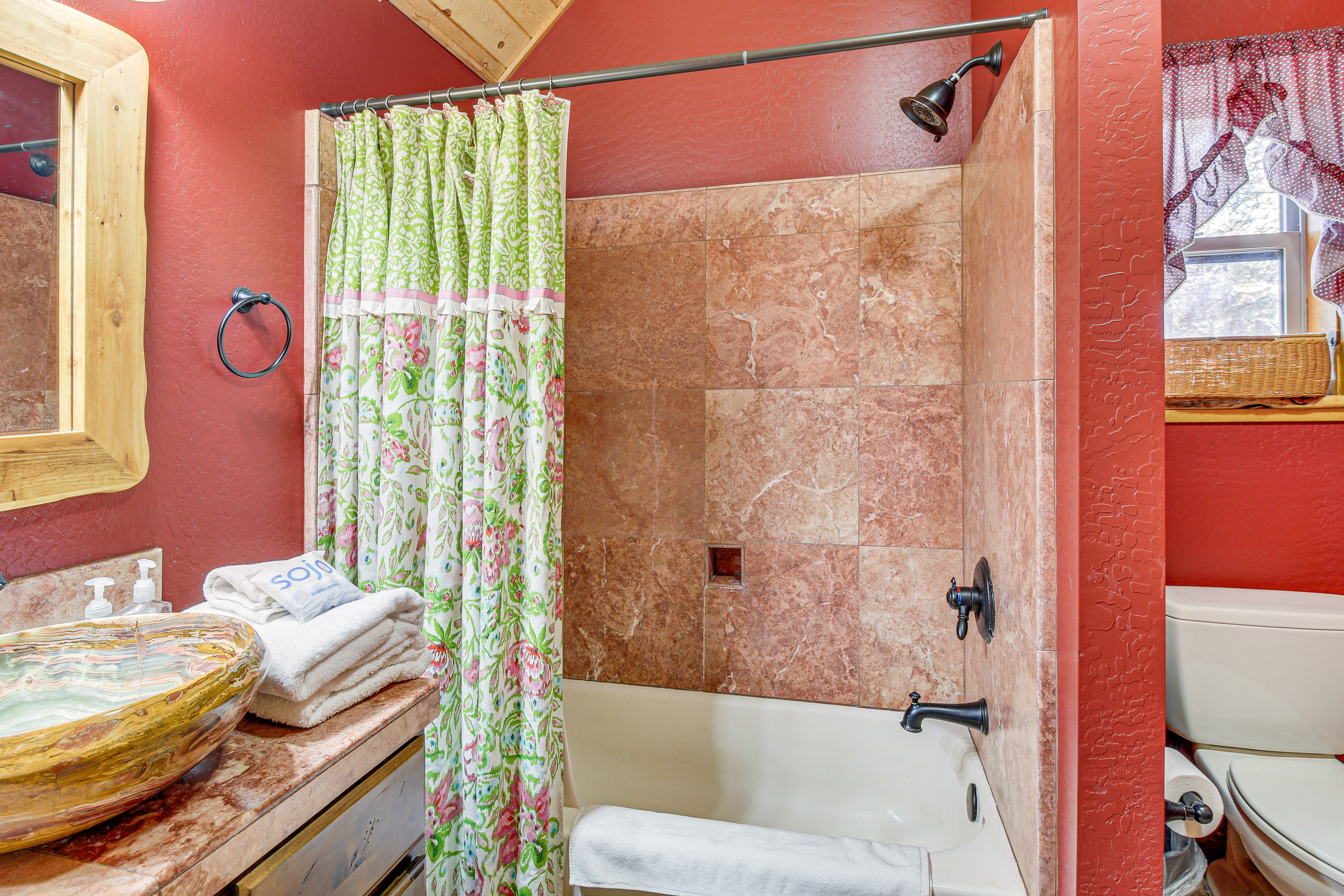 Full Bathroom | 2nd Floor | Complimentary Toiletries
