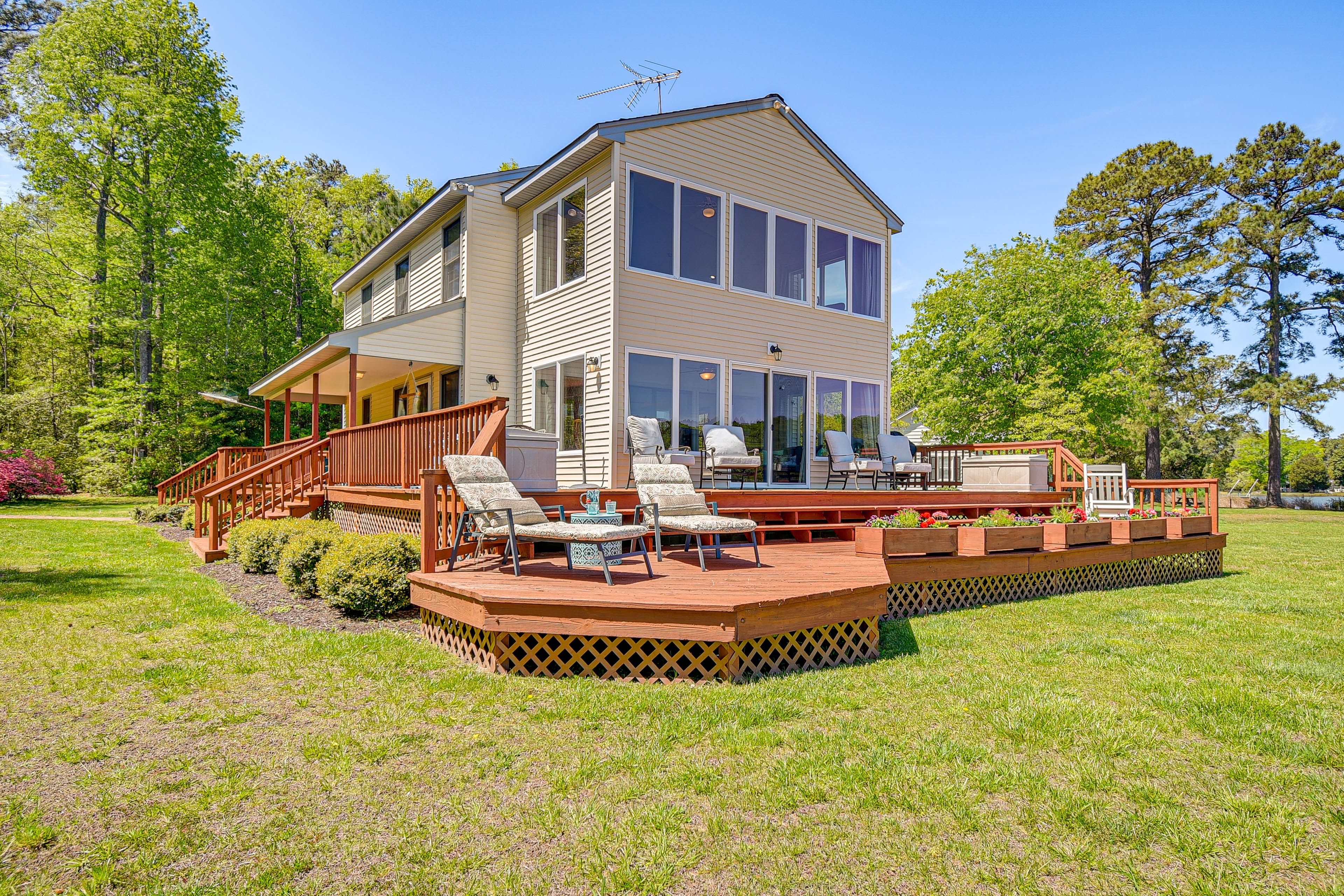 Deck | Outdoor Seating & Dining