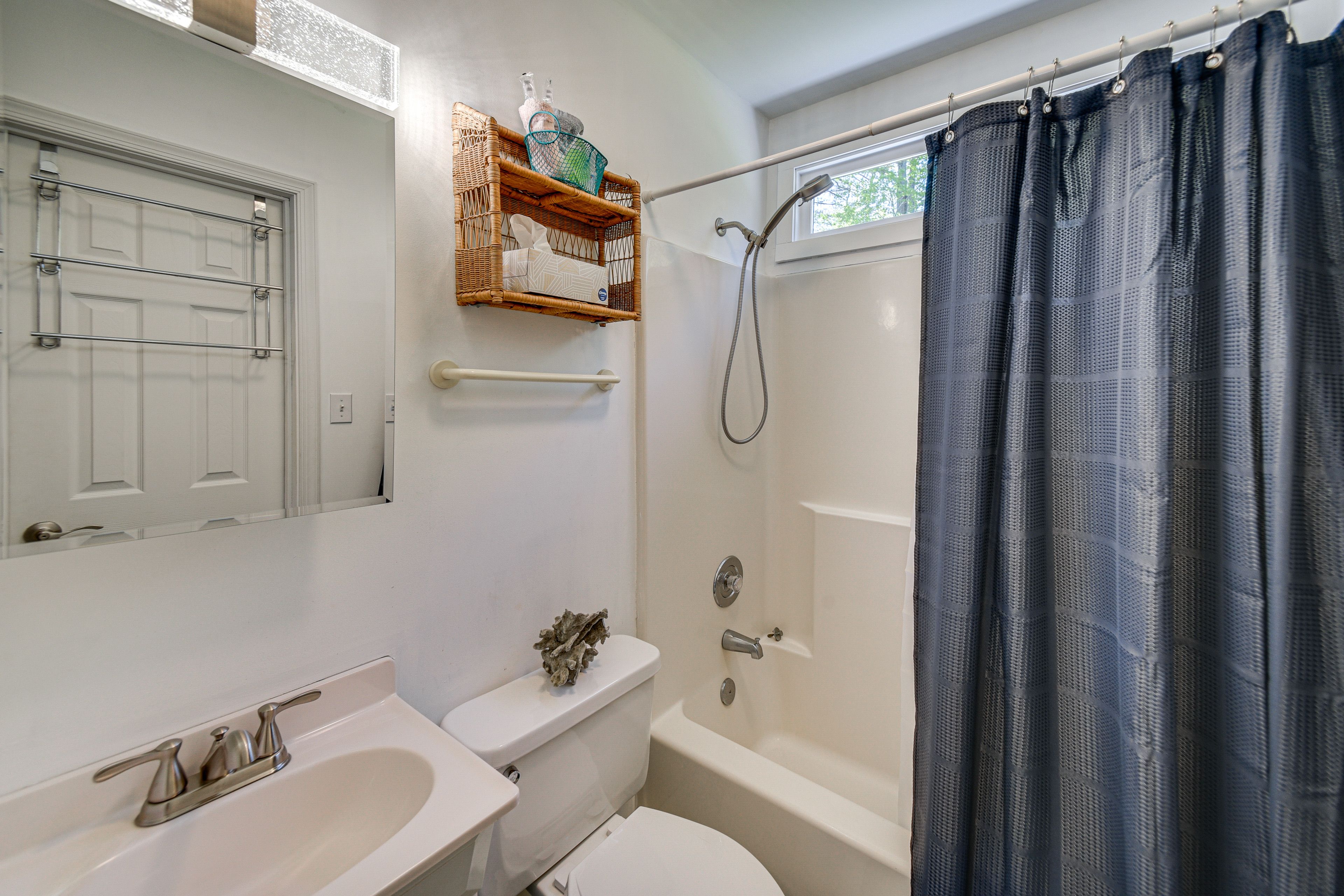 Full Bathroom | 1st Floor | Complimentary Toiletries