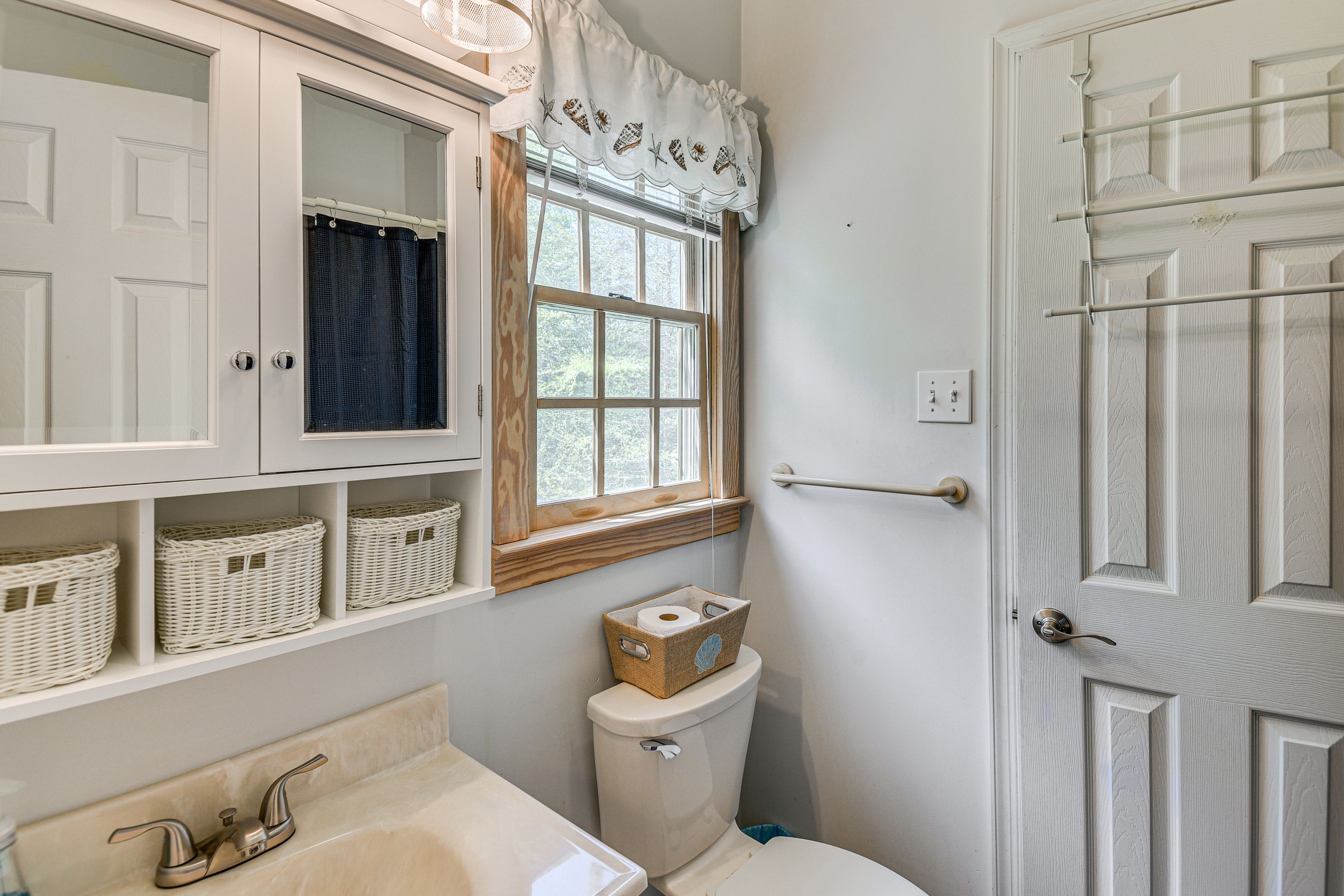 Full Bathroom | 2nd Floor | Complimentary Toiletries