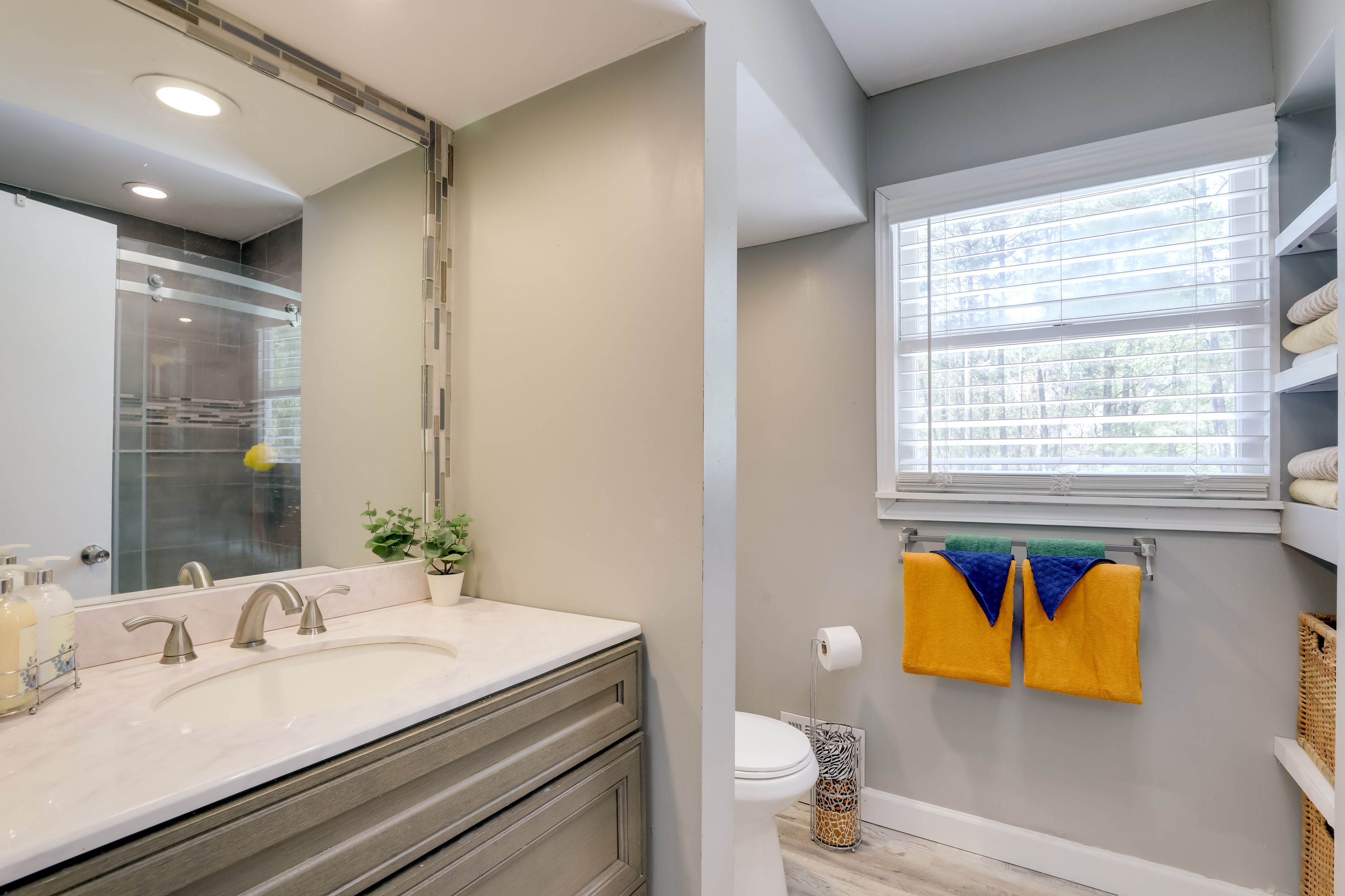Full Bath | Complimentary Toiletries | 2nd Floor