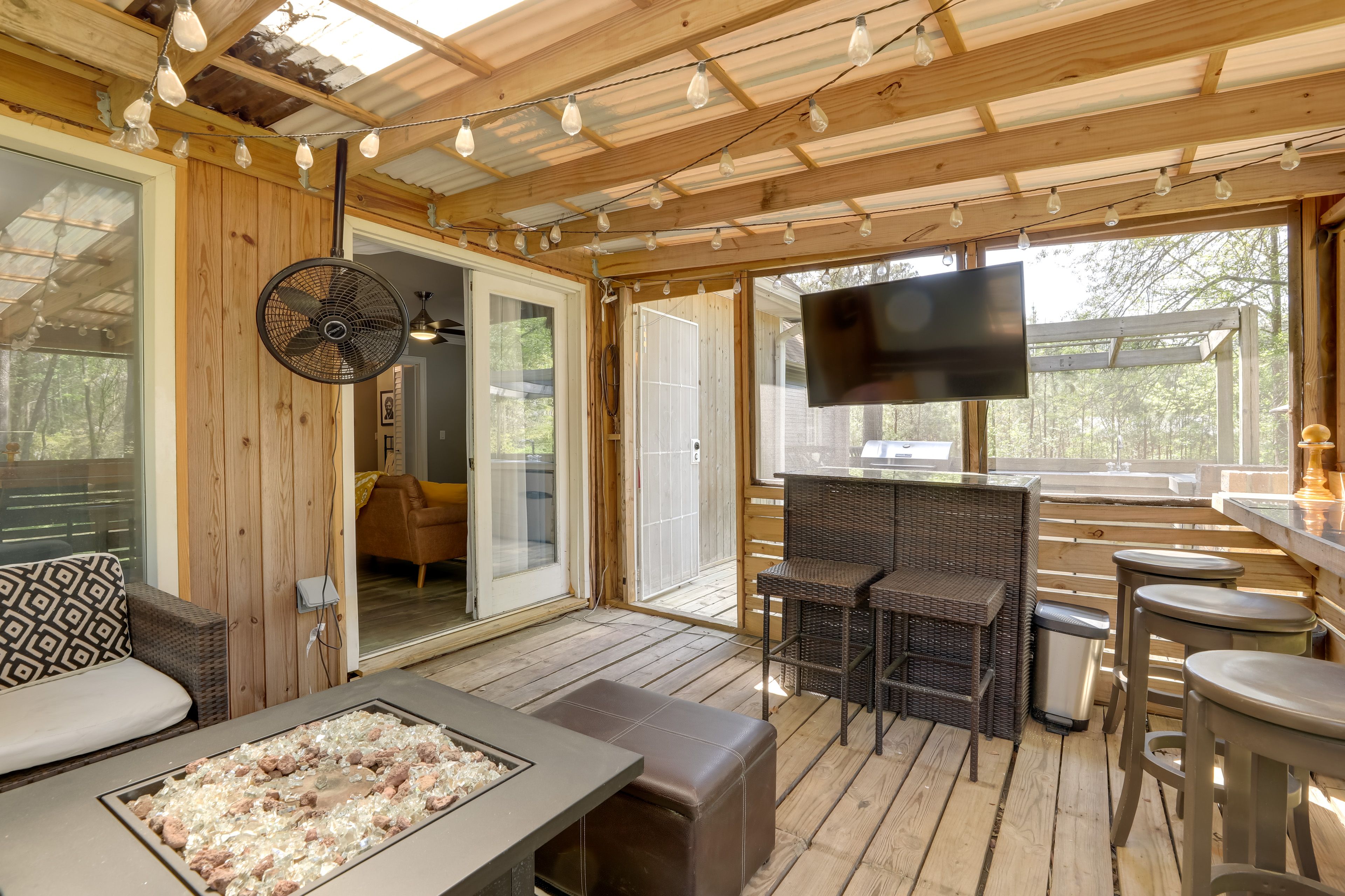 Screened-In Porch | Gas Fire Pit (1 Propane Tank Provided)