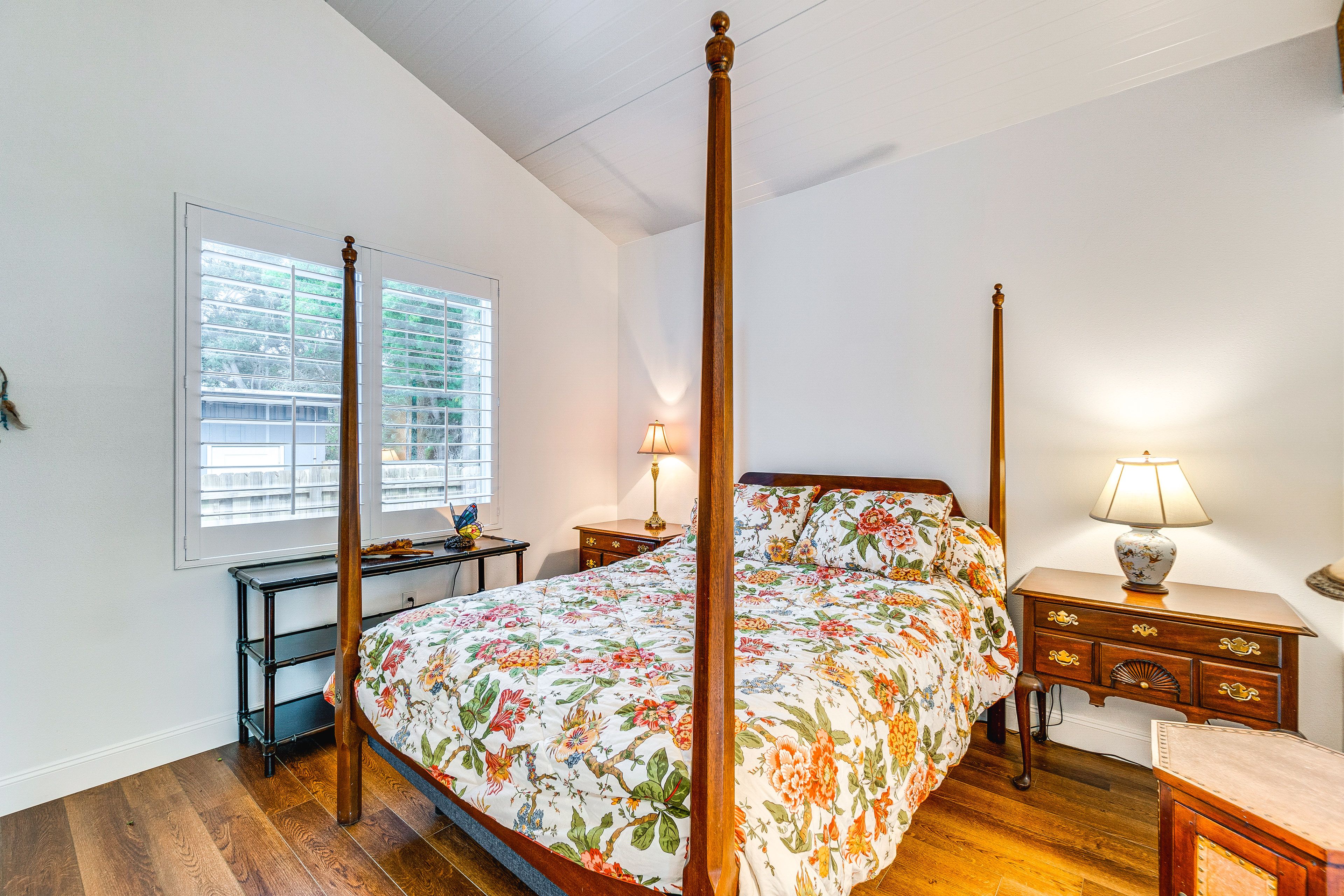 Bedroom | Queen Bed | Linens Provided