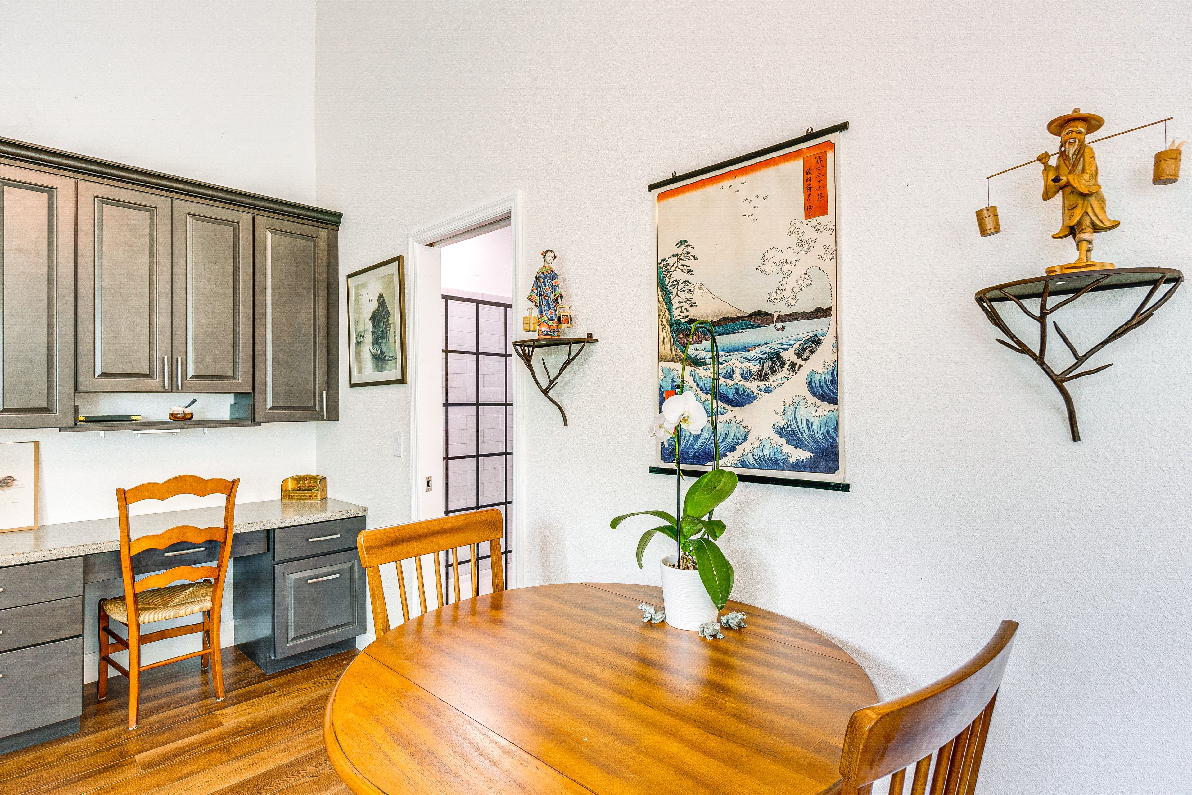 Dining Area | Dishware/Flatware Provided