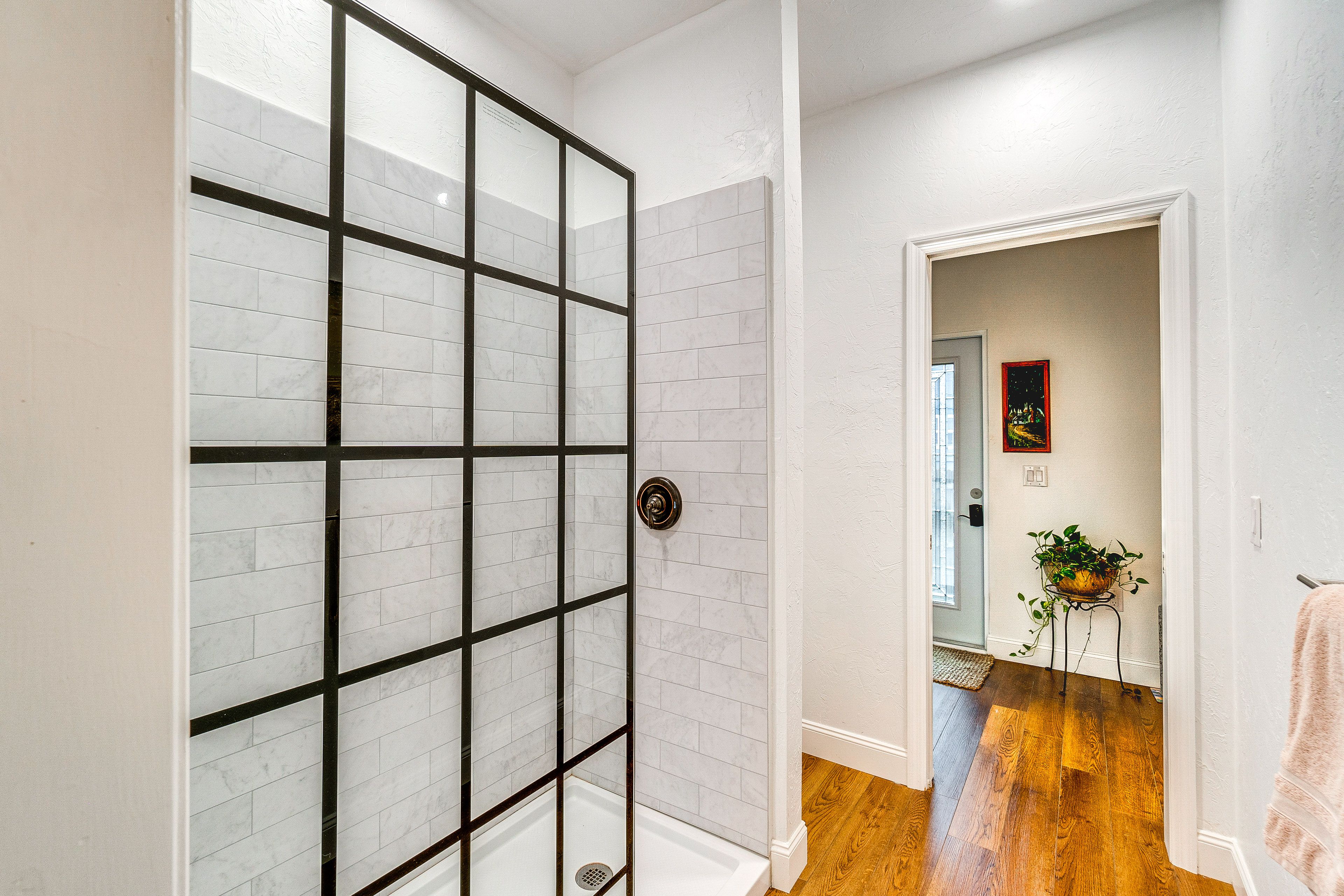 Full Bathroom | Towels Provided | Complimentary Toiletries