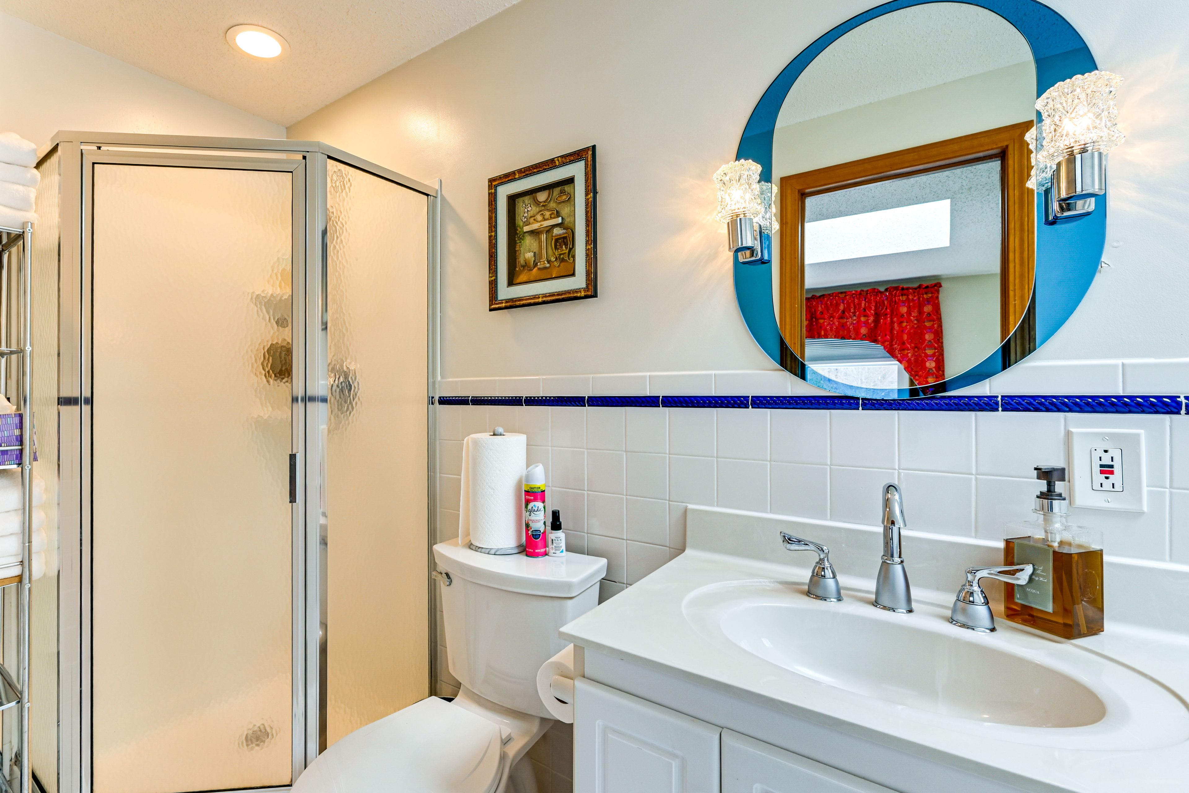 Full Bath | Jacuzzi Tub | Main Level