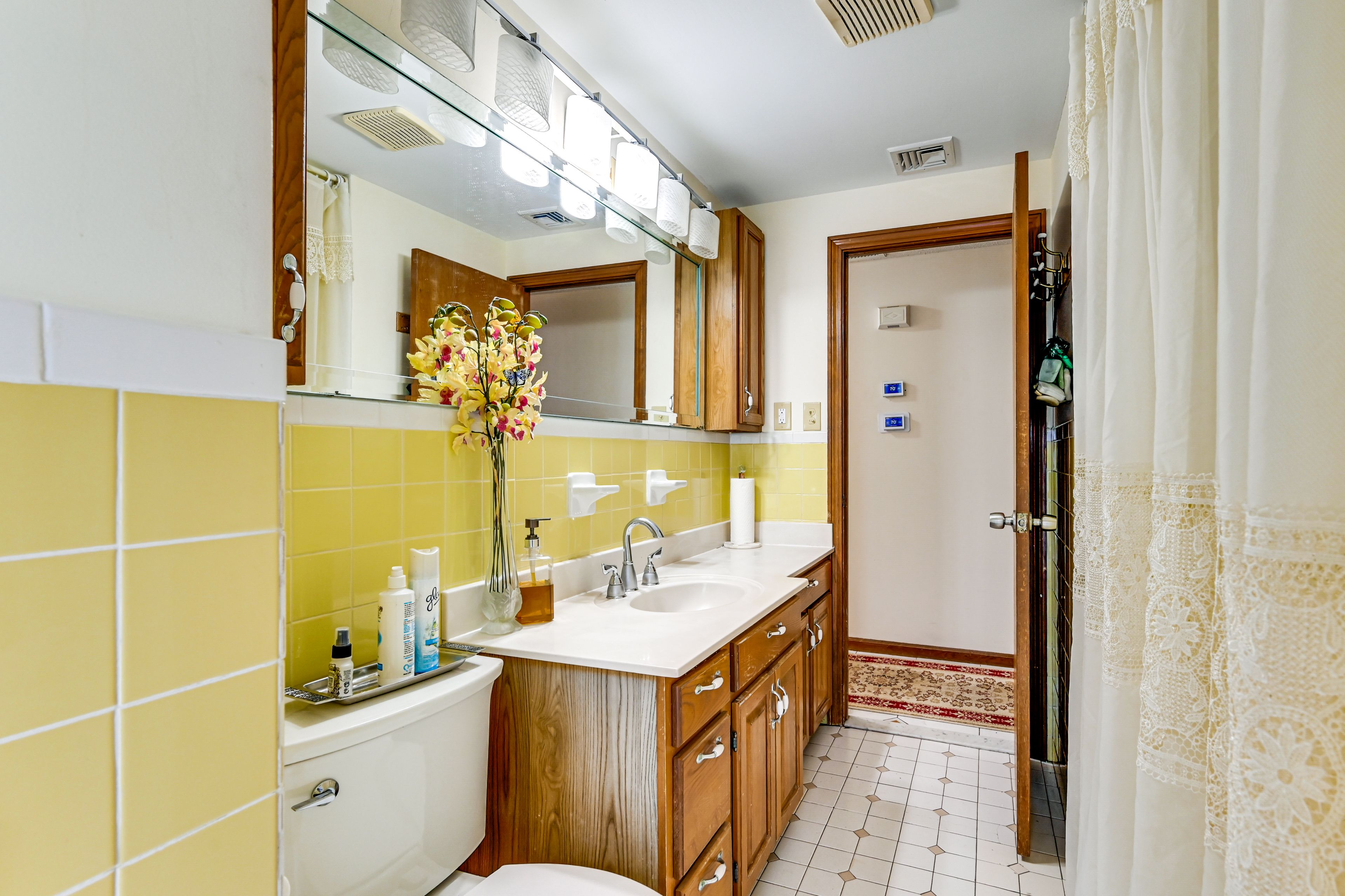 Full Bath | Towels | Hair Dryer | Main Level