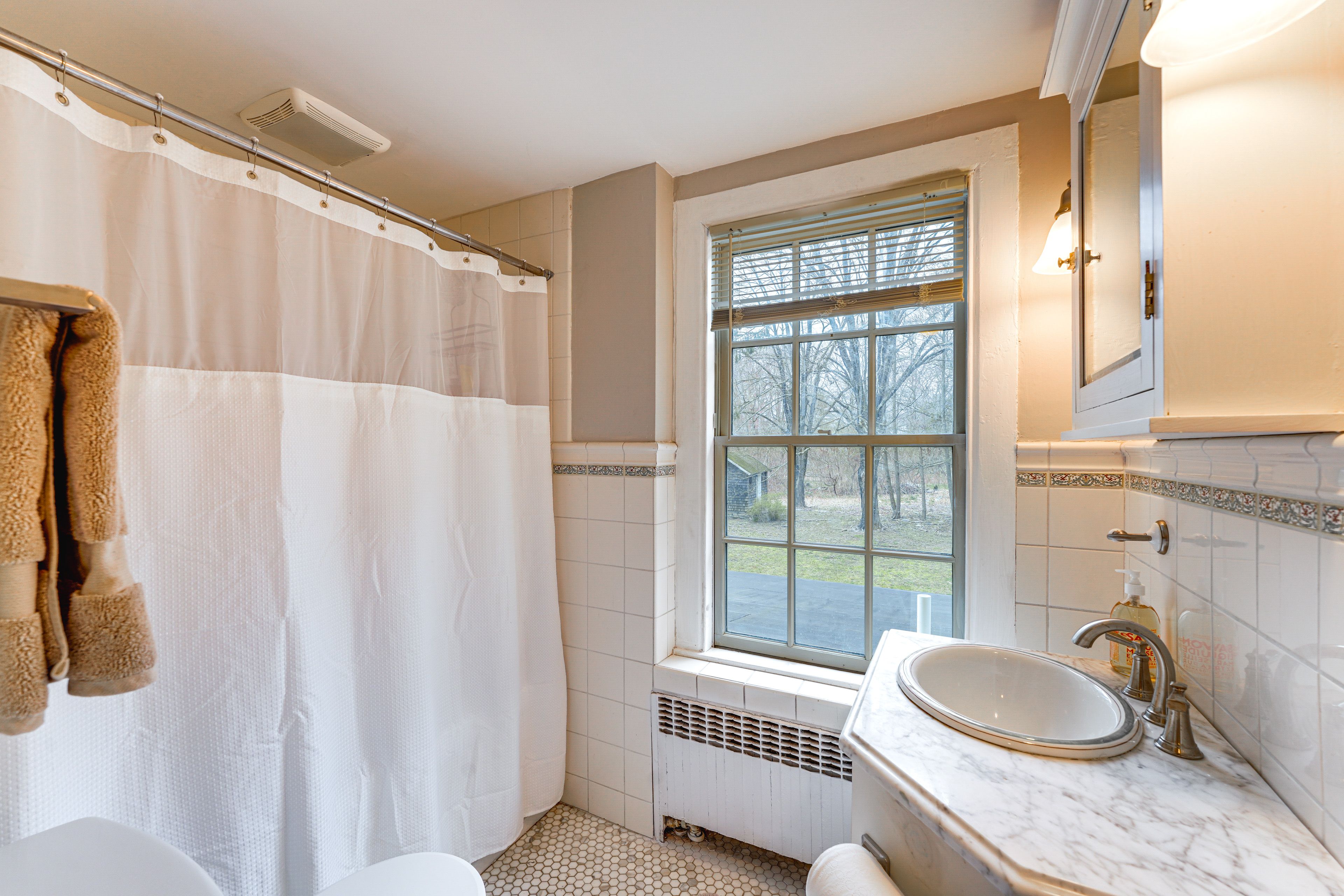 Full Bathroom | 2nd Floor | Shower/Tub Combo