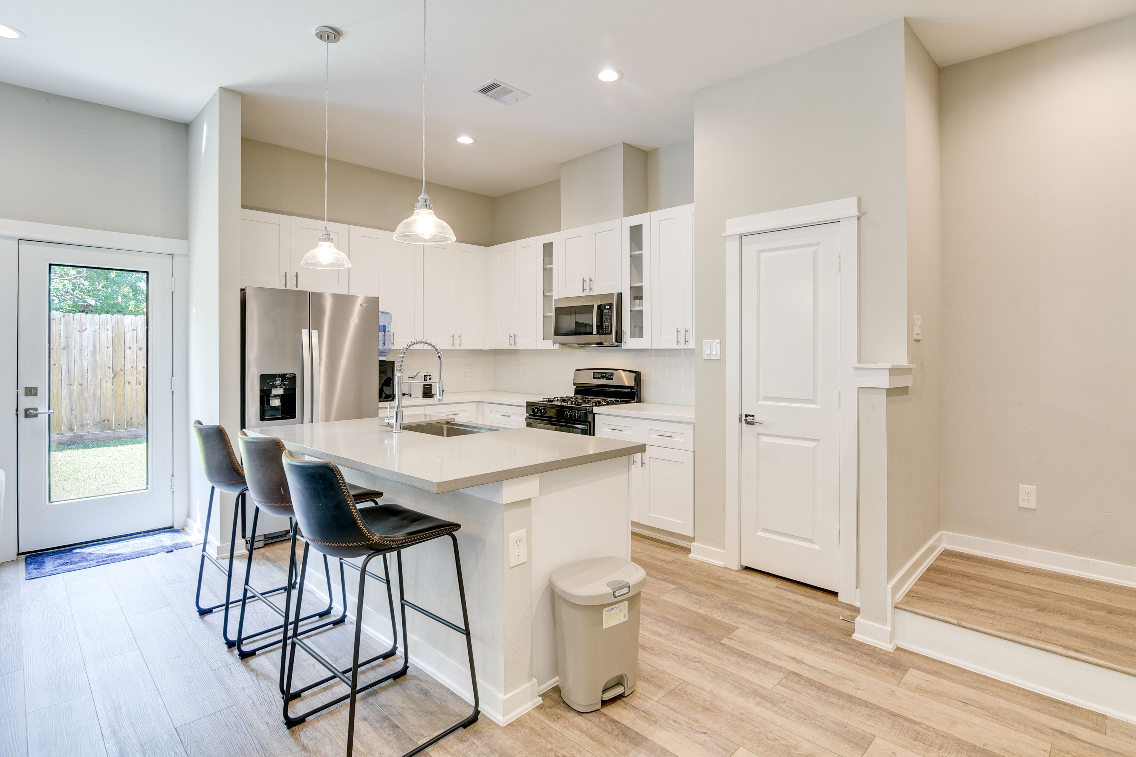 Kitchen | Free WiFi | Desk | Central Air Conditioning/Heat