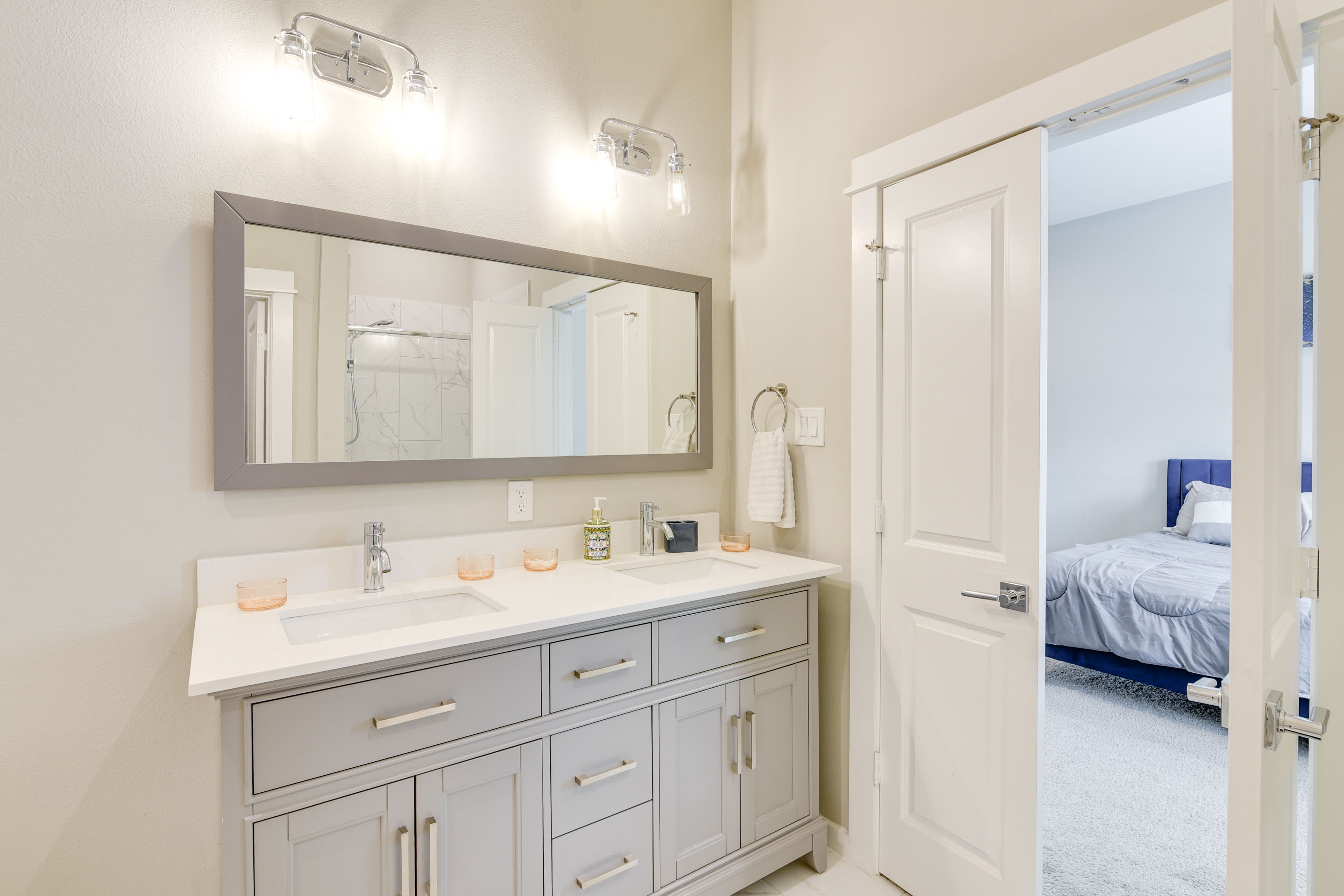 En-Suite Bathroom | Soaking Tub | Shower | 2nd Floor