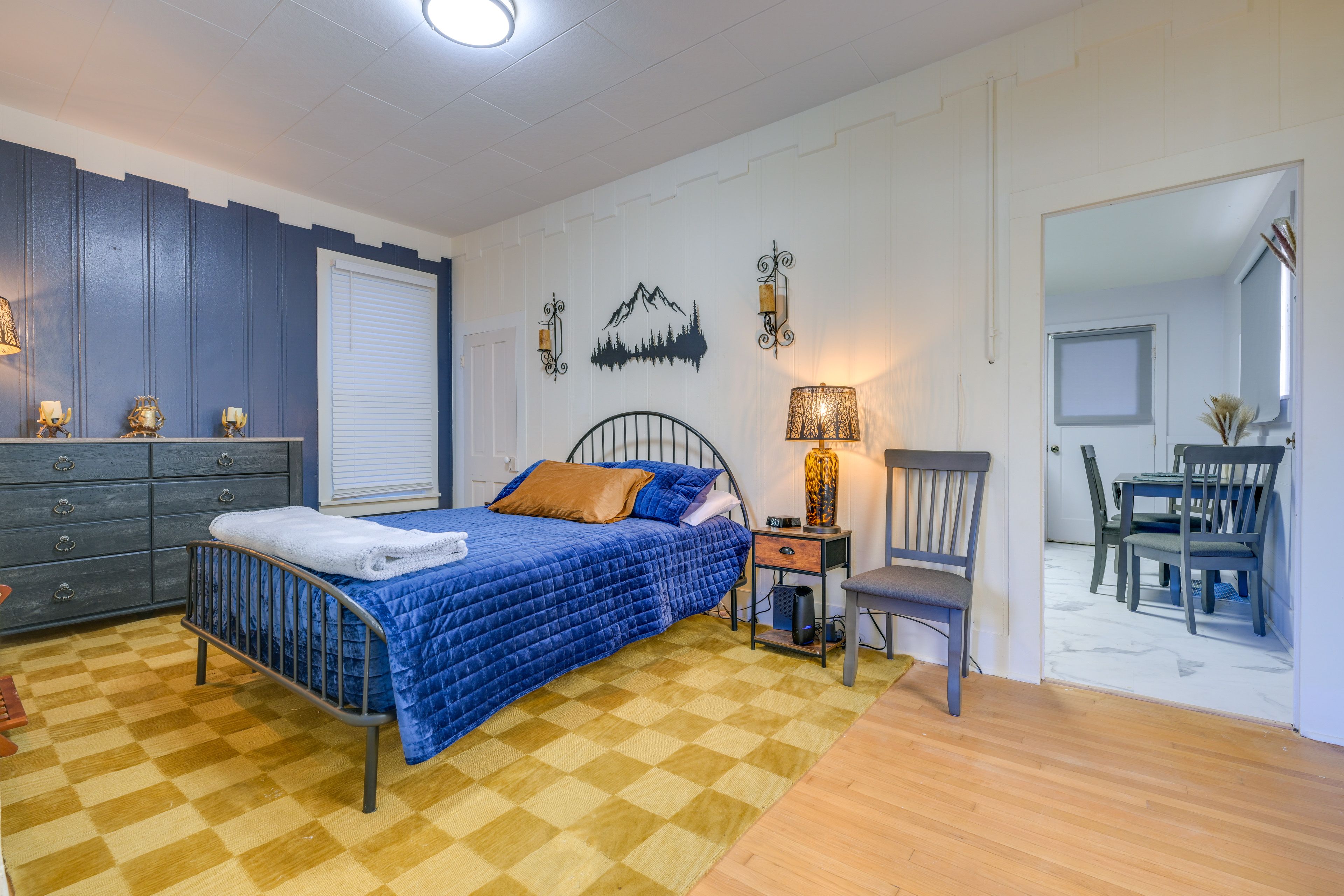 Studio | Queen Bed | Linens Provided