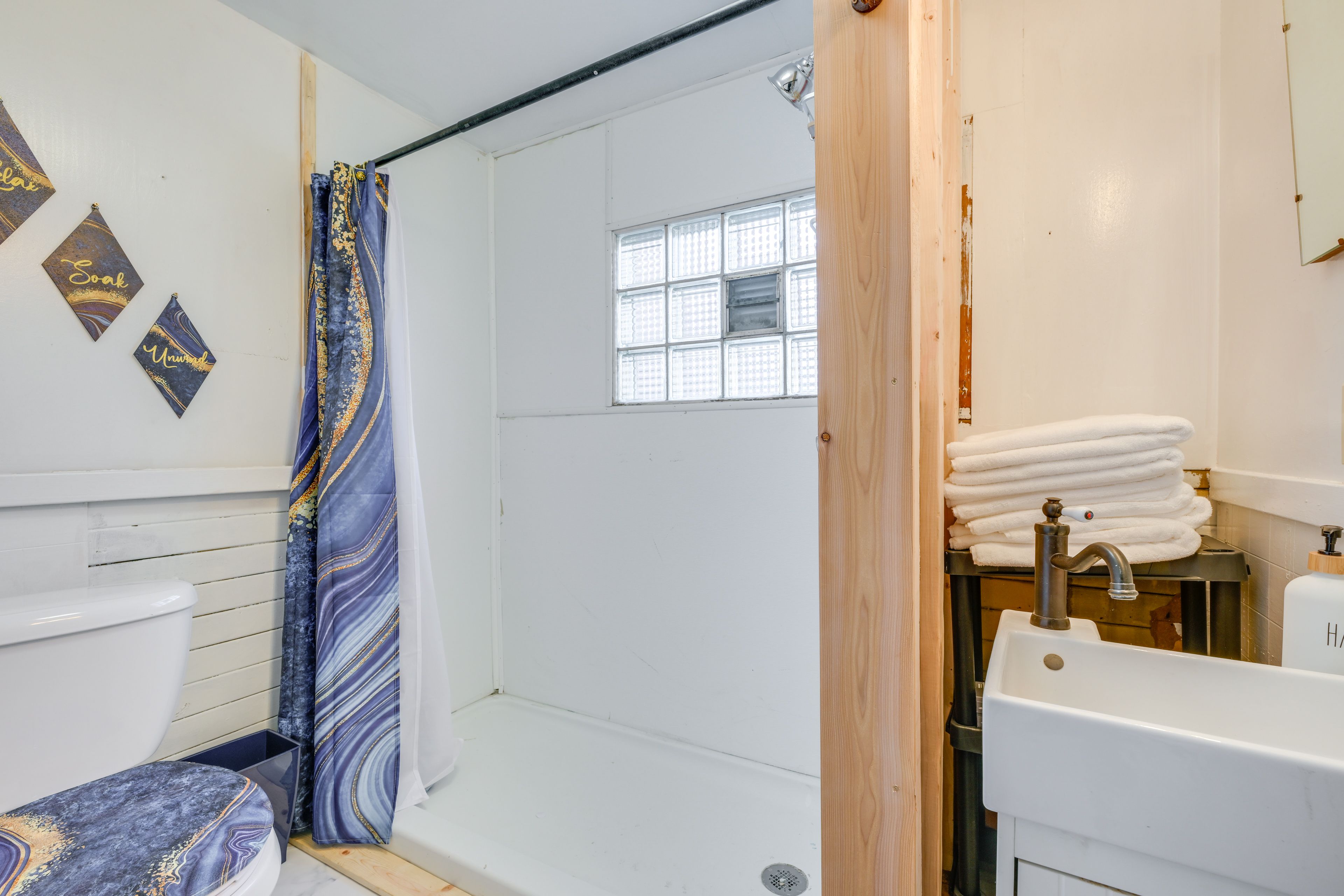 Full Bathroom | Towels Provided