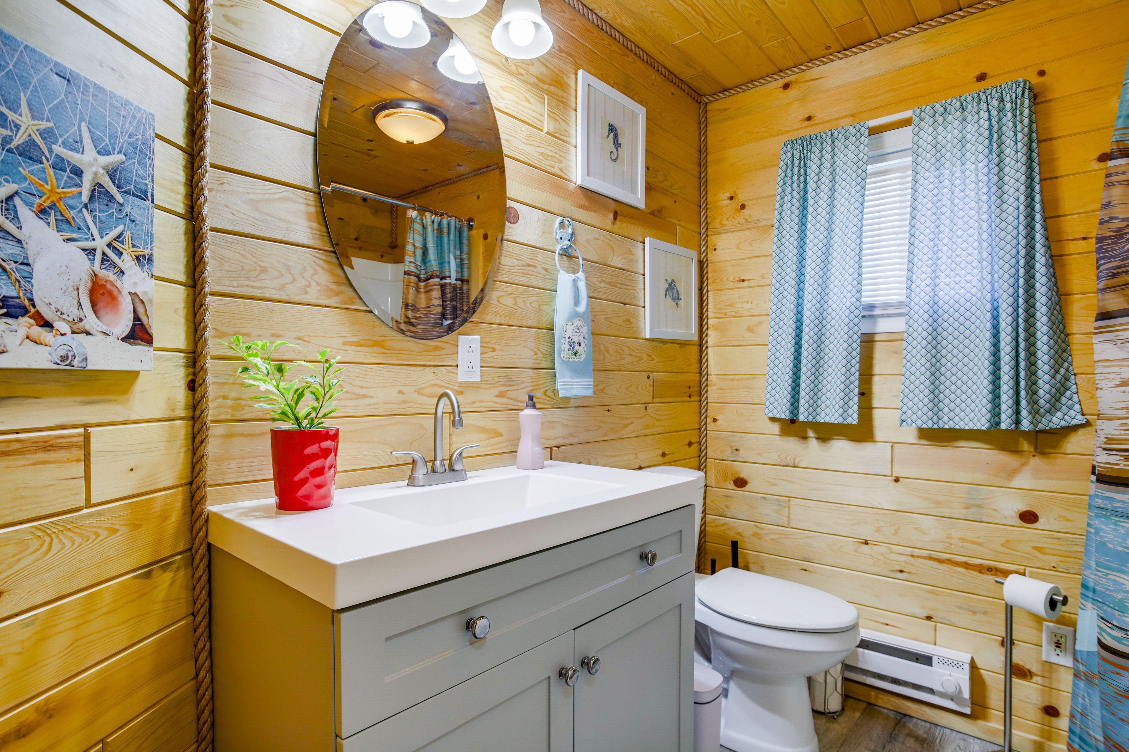 Full Bathroom | 1st Floor | Complimentary Toiletries