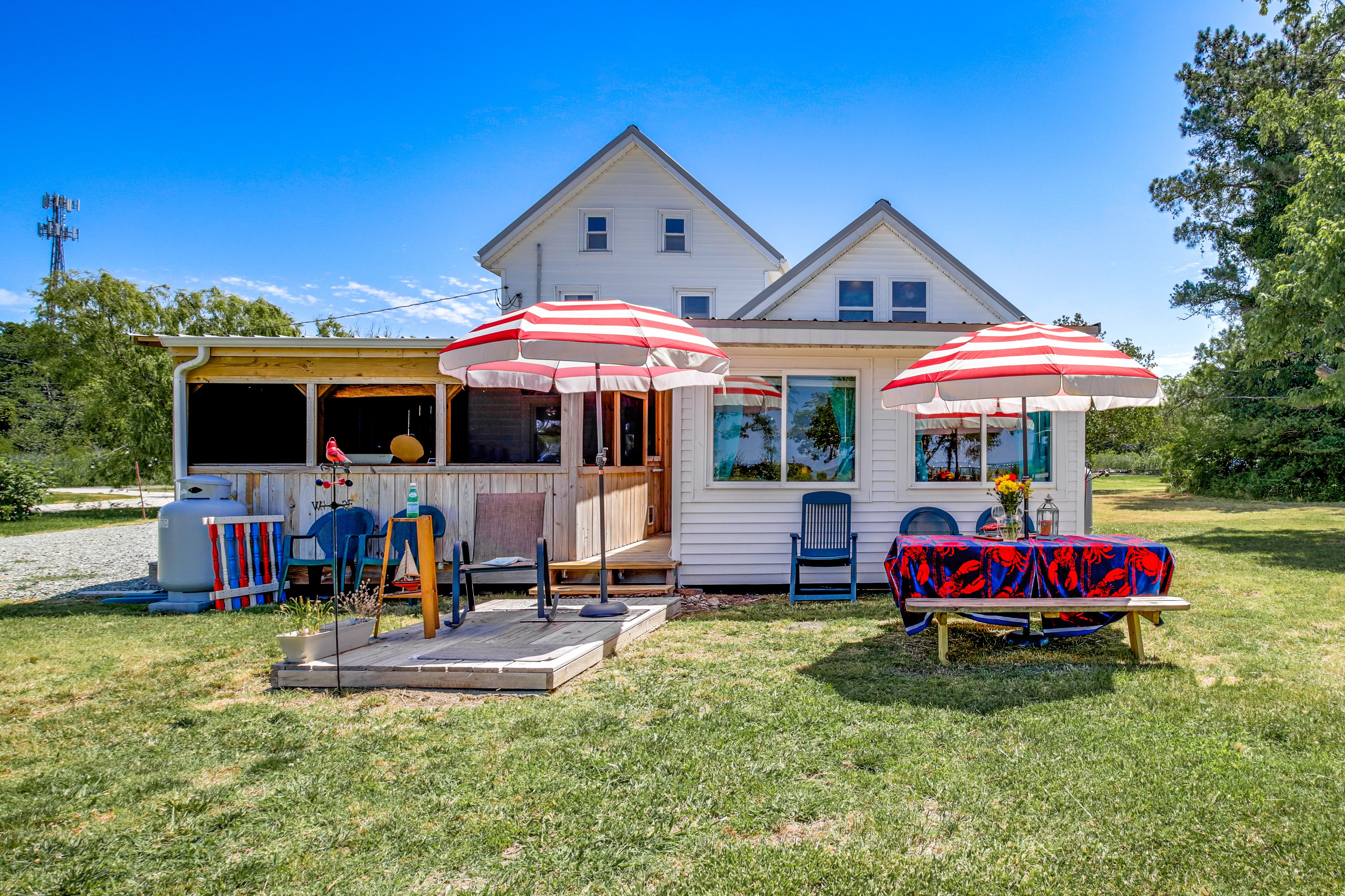 Private Backyard Area | Picnic Table | Cornhole