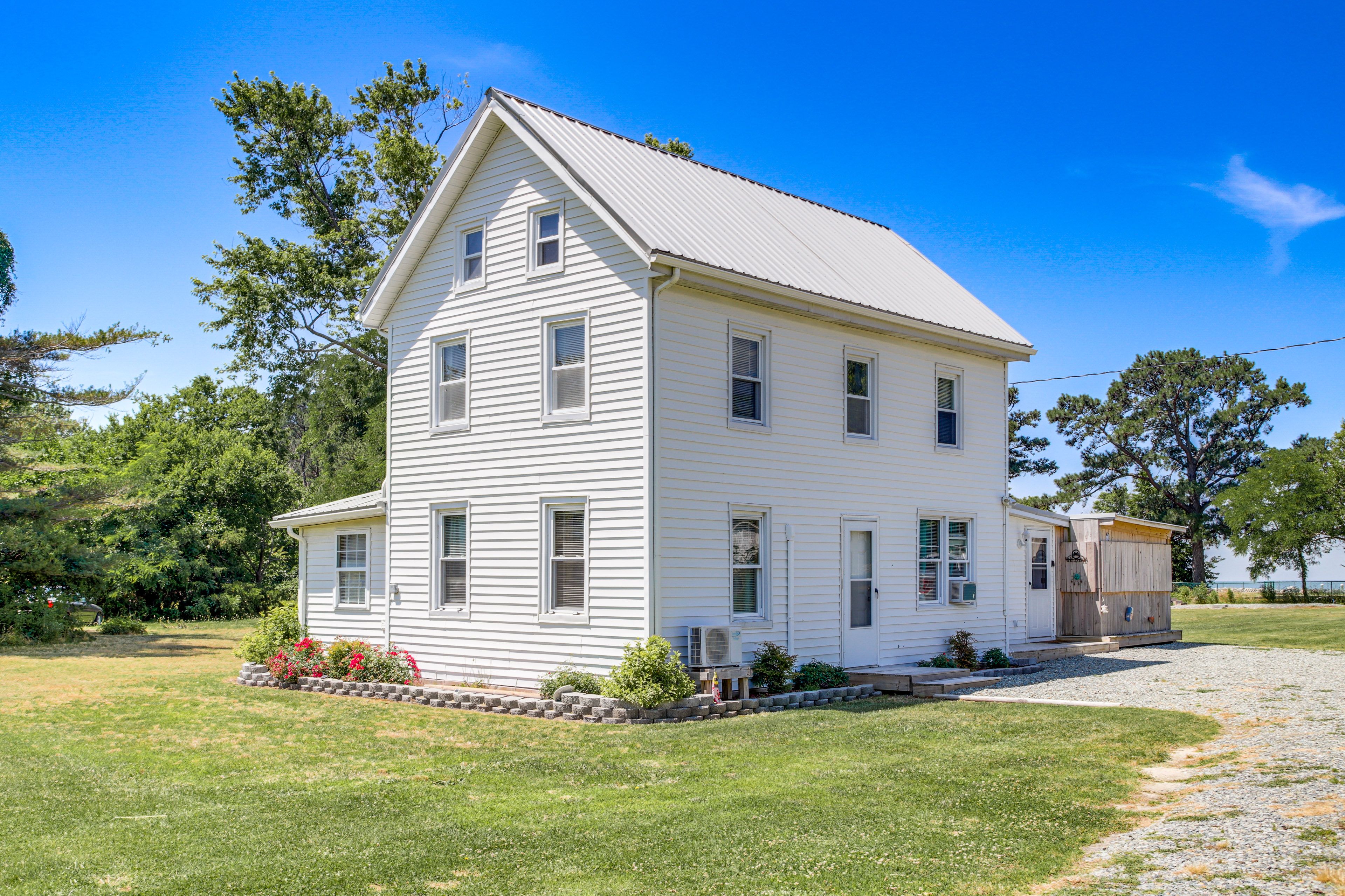 Home Exterior | Parking | Driveway (5 Vehicles) | Boat Trailer Parking Allowed