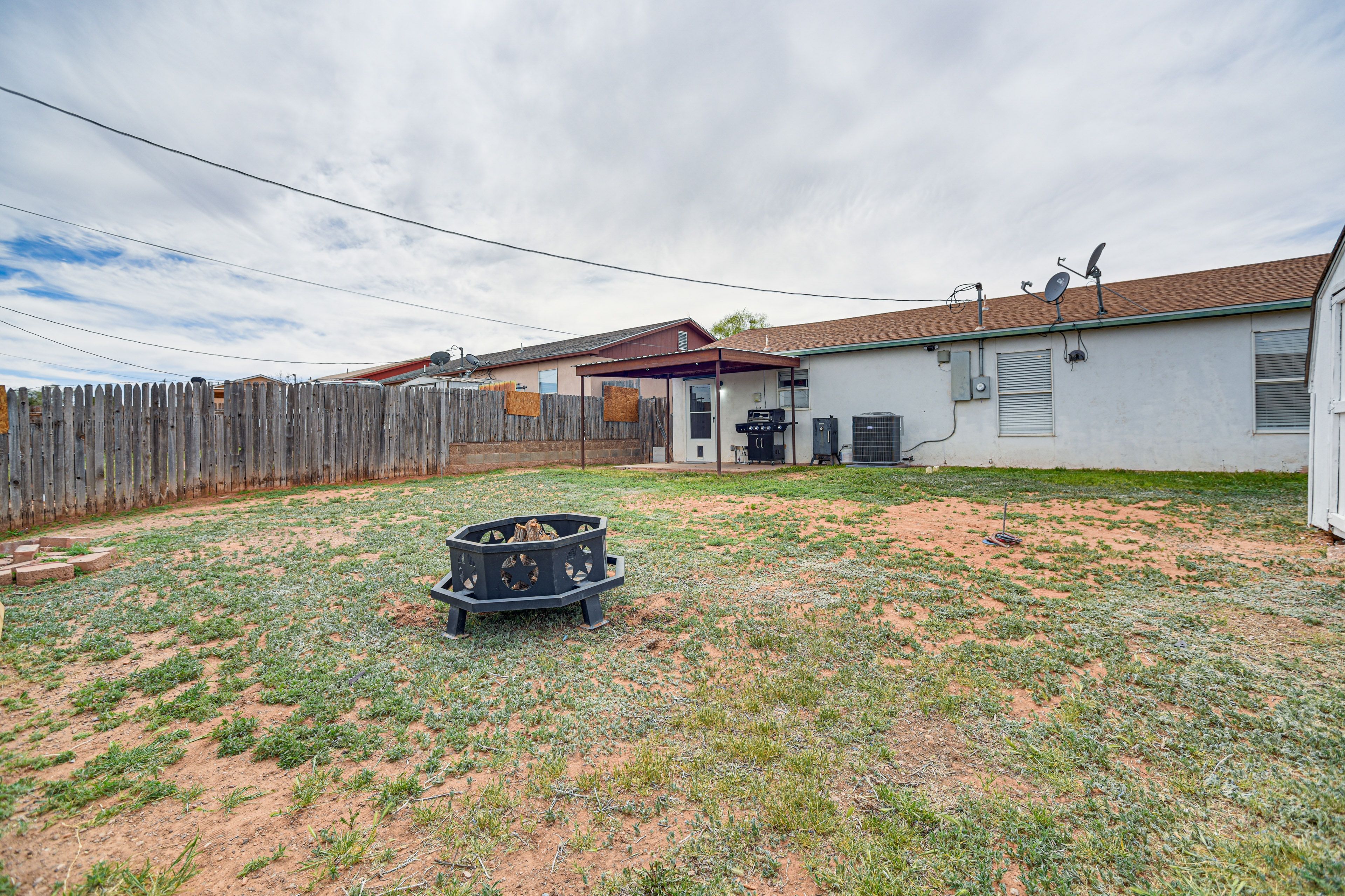 Private Backyard | Fire Pit | Gas Grill
