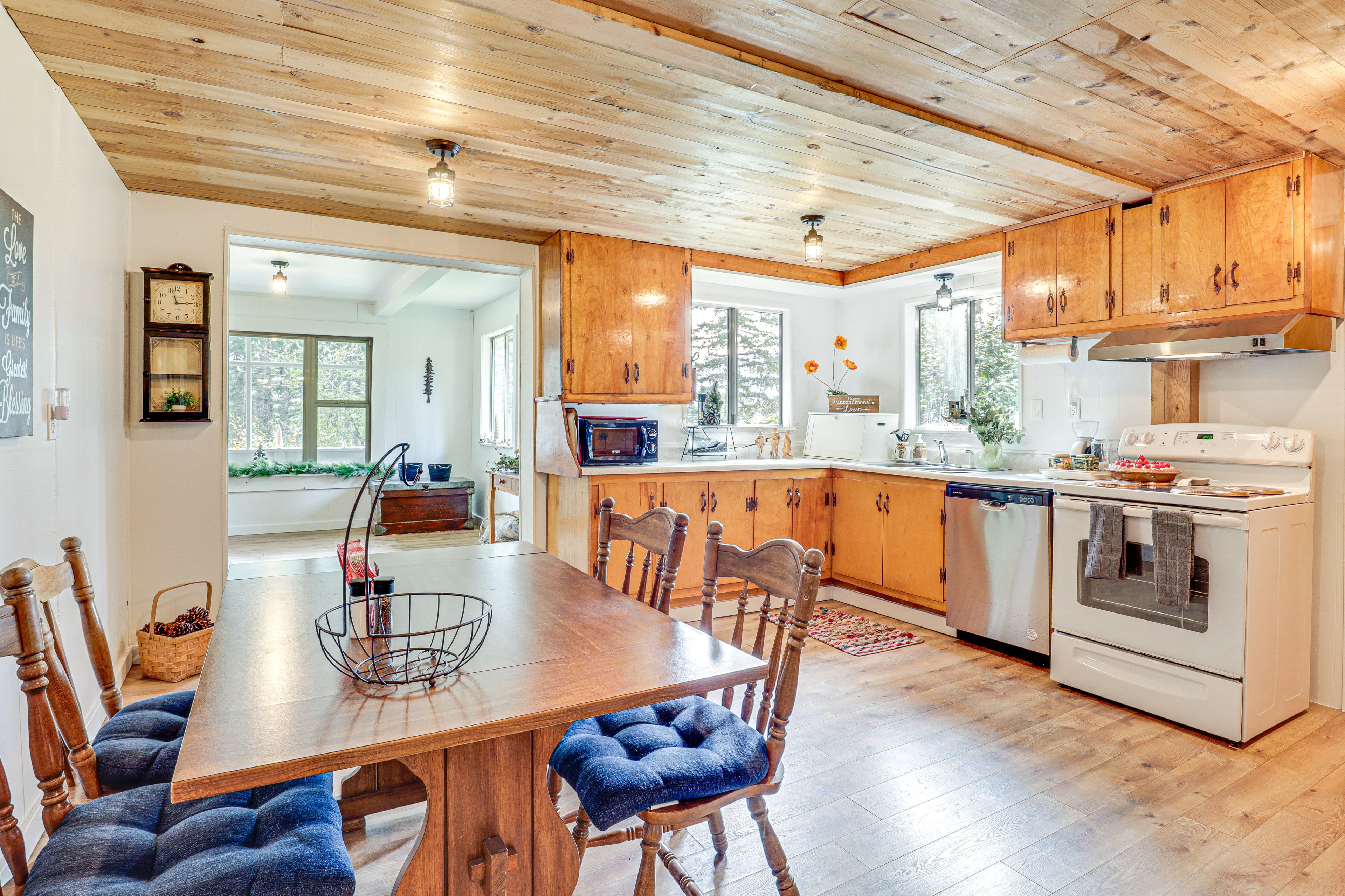 Gates Vacation Rental | 2BR | 1BA | 4 Steps Required | 1,330 Sq Ft