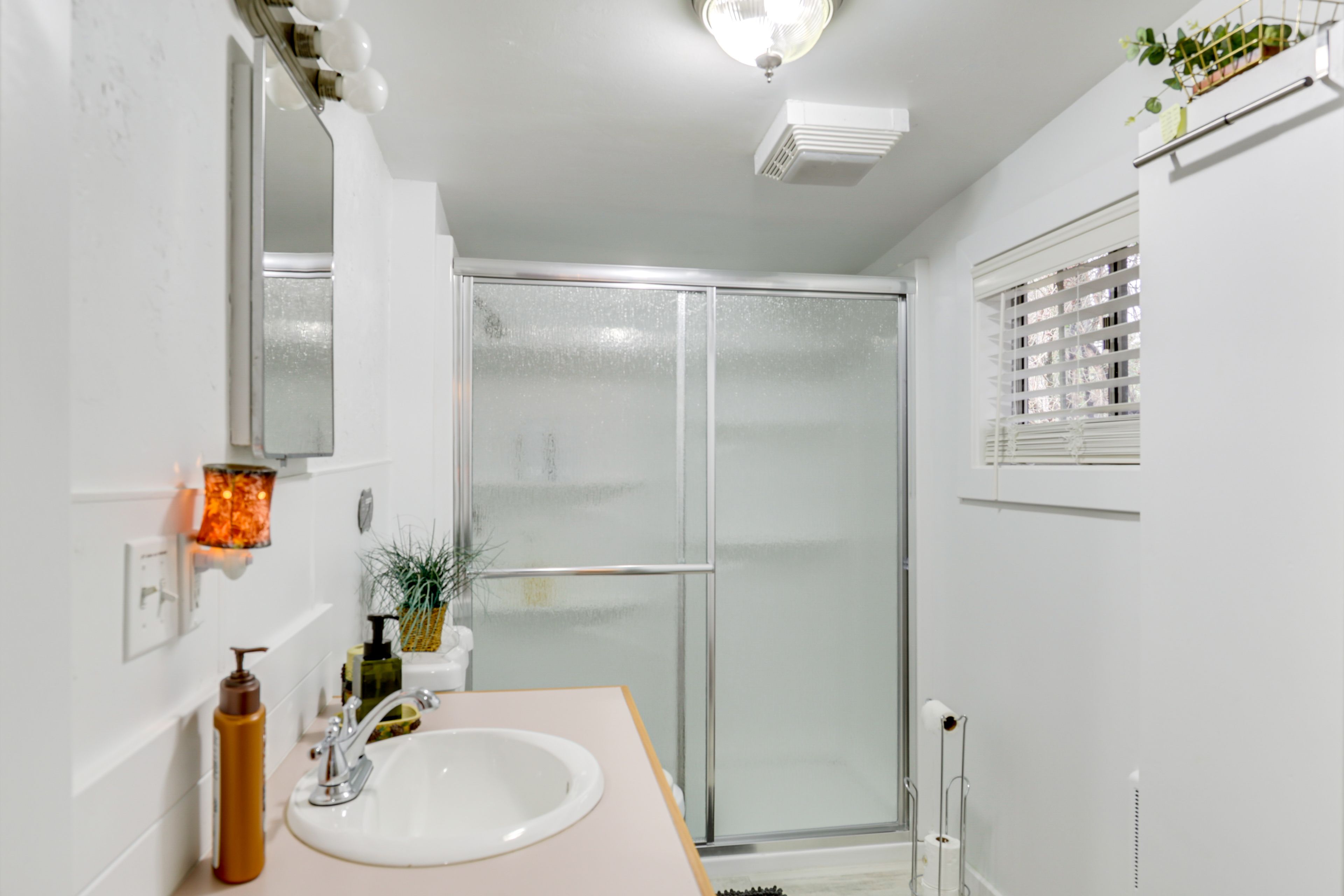 Full Bathroom | Complimentary Toiletries | Towels Provided