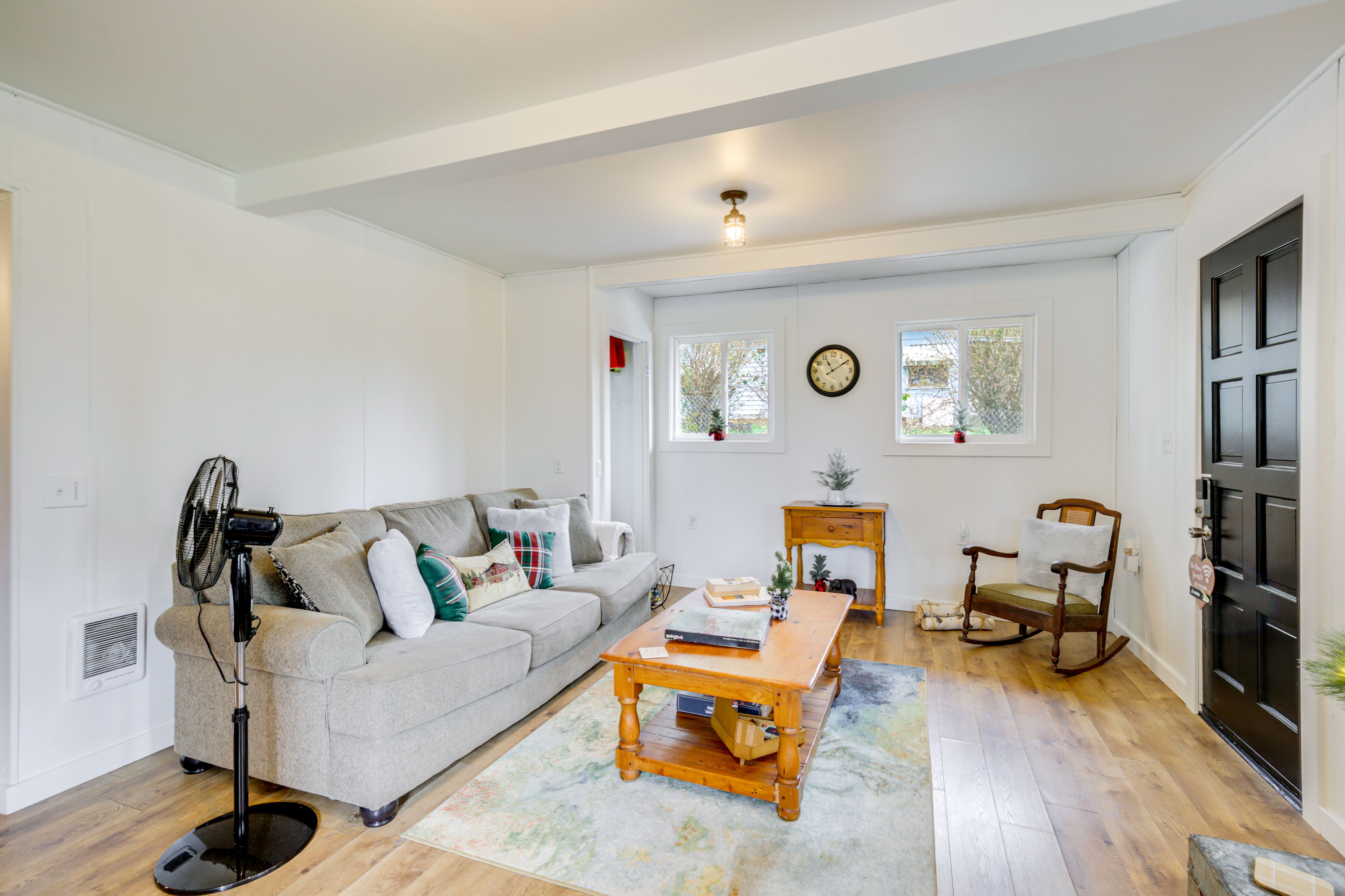 Living Room | Free WiFi | Portable A/C Units | Electric Heat