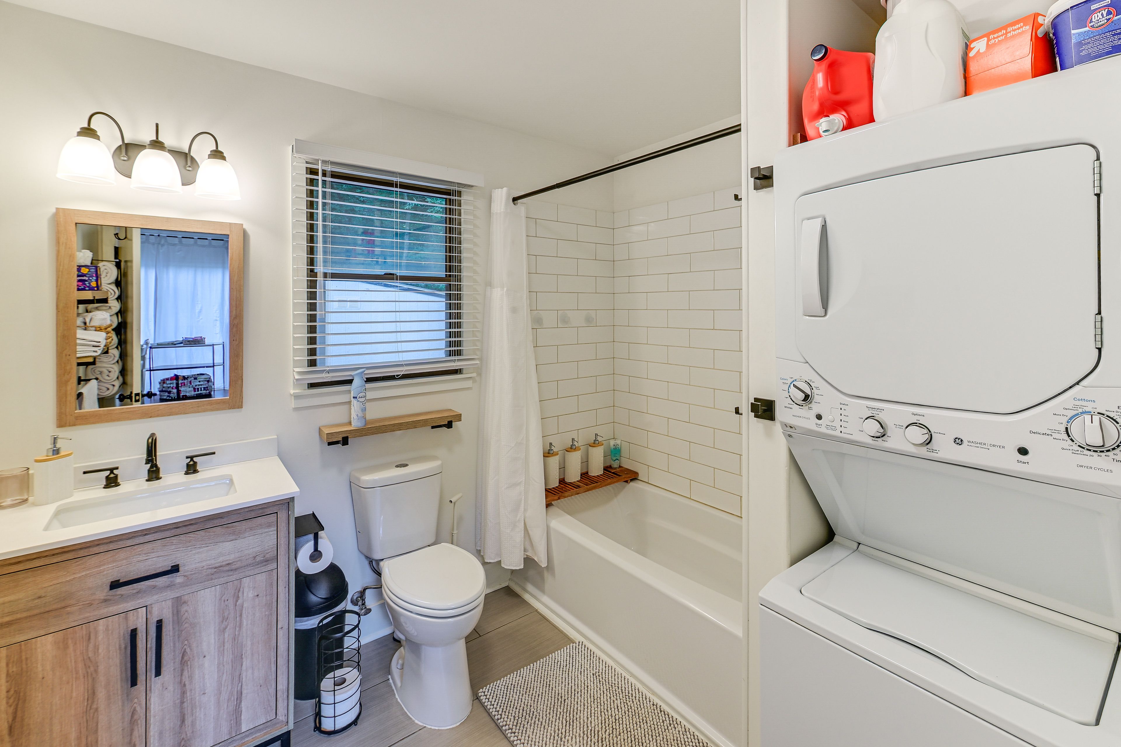 Full Bathroom | 1st Floor | Washer & Dryer | Towels Provided