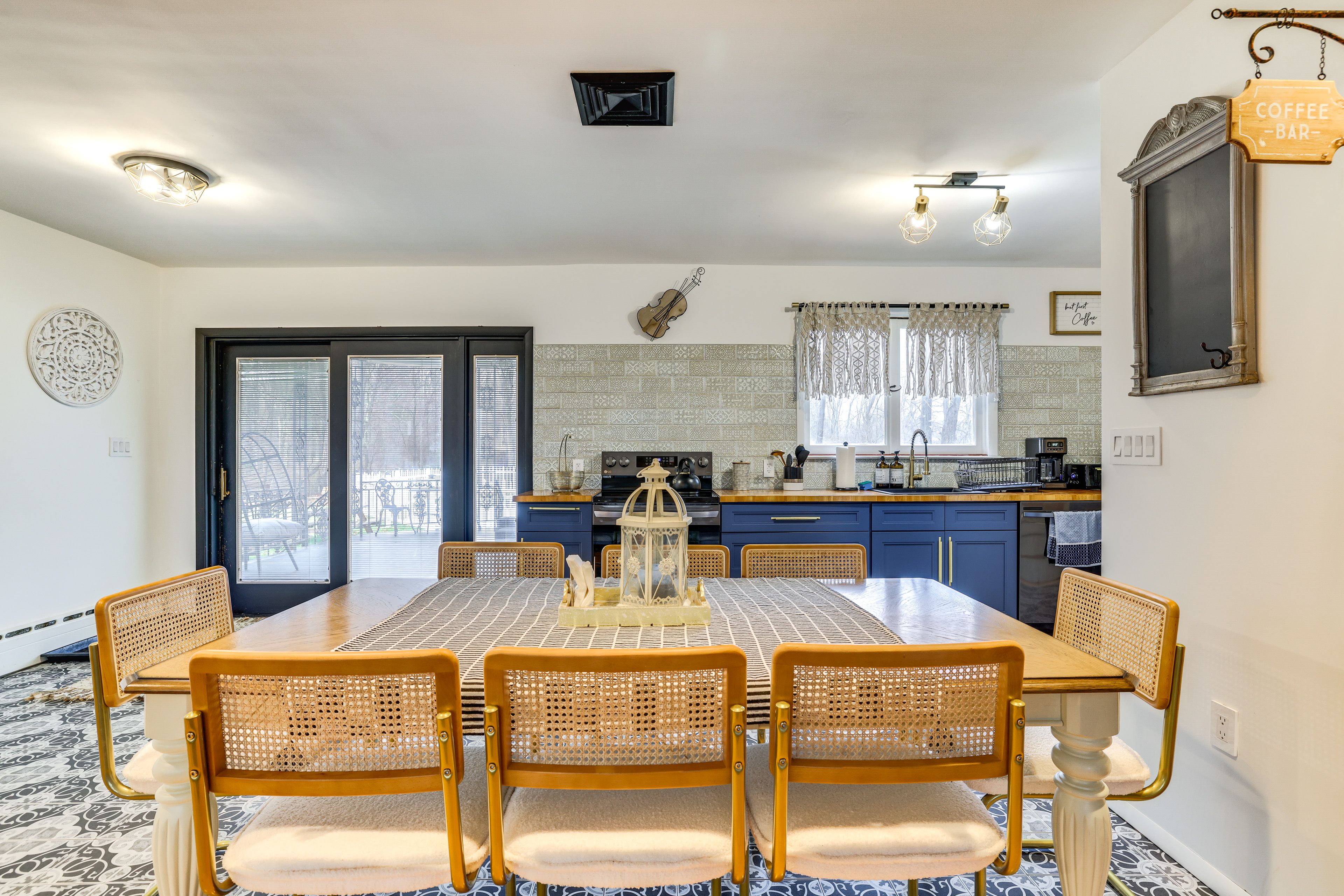 Dining Area | Dishware/Flatware Provided | 2nd Floor