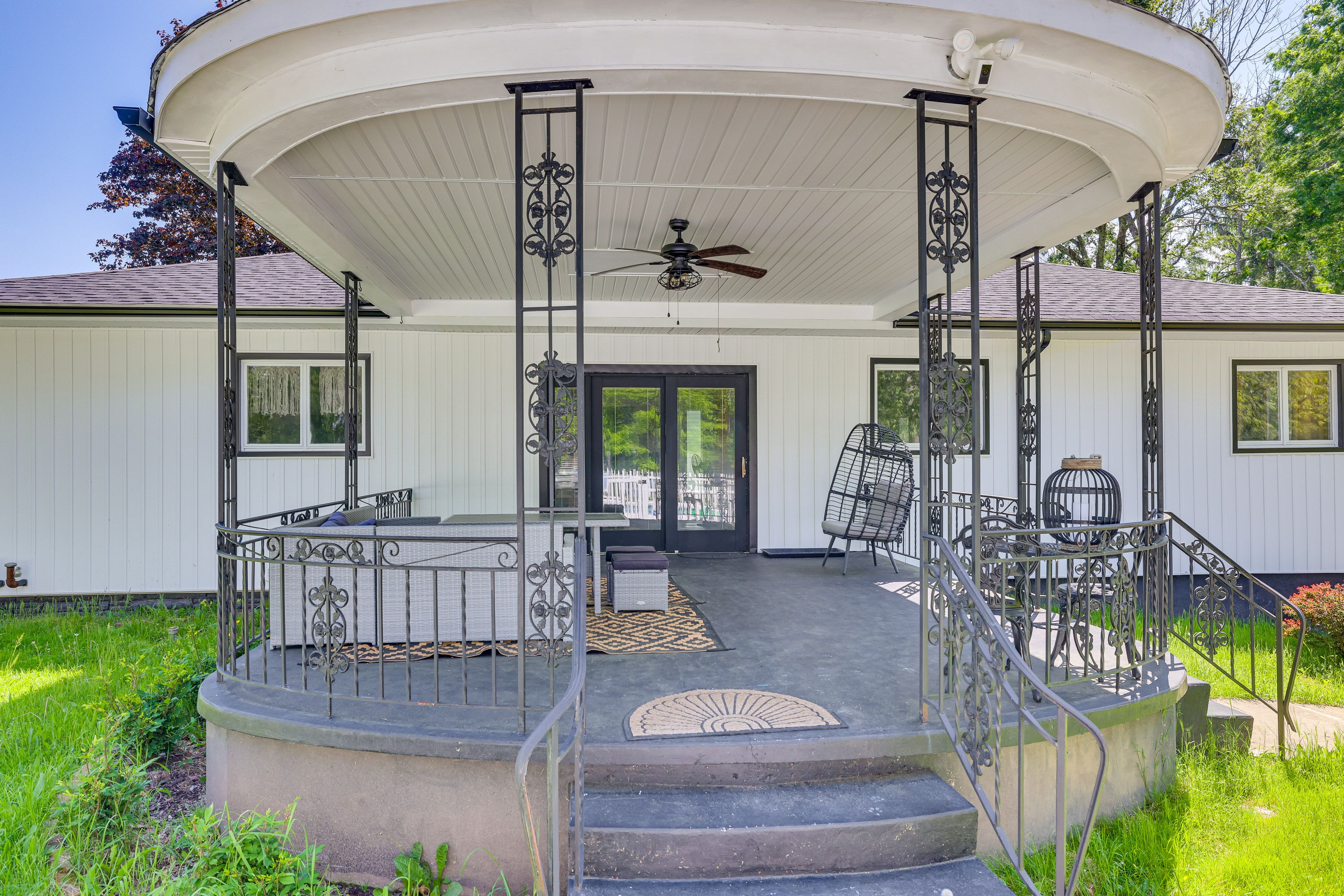 Covered Deck | Outdoor Dining Area