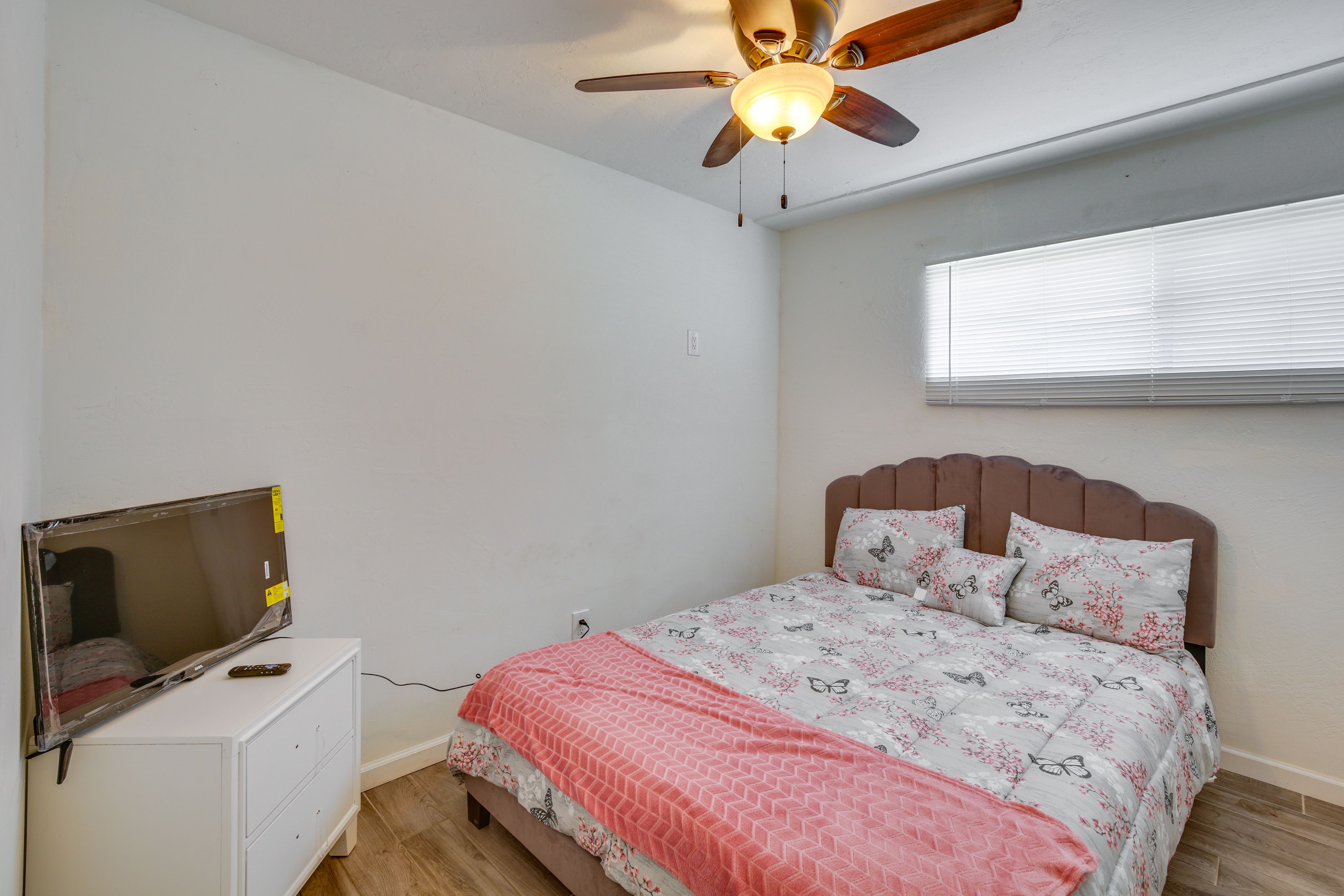 Bedroom 1 | Queen Bed