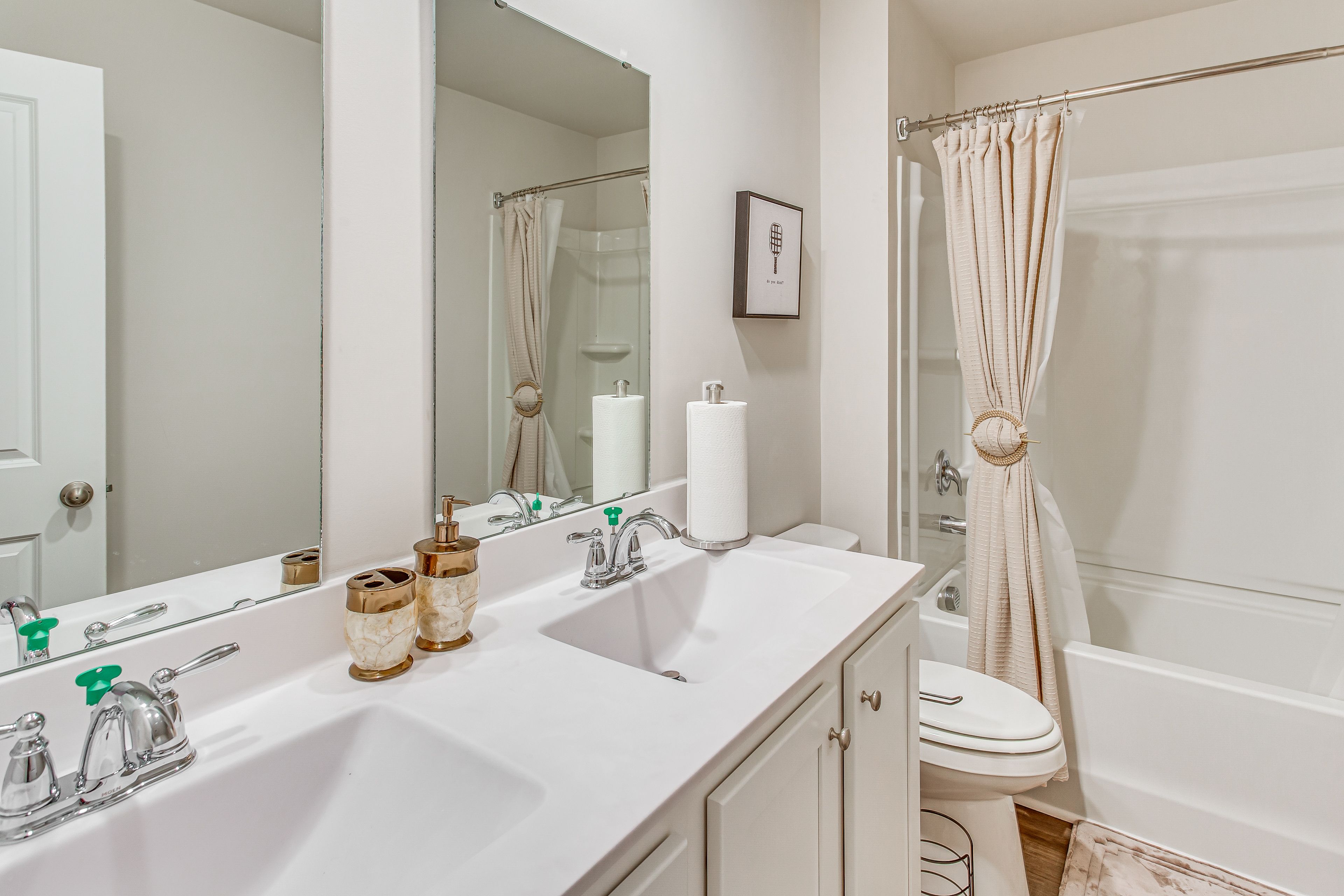 Full Bathroom | Towels Provided | Complimentary Toiletries | 2nd Floor