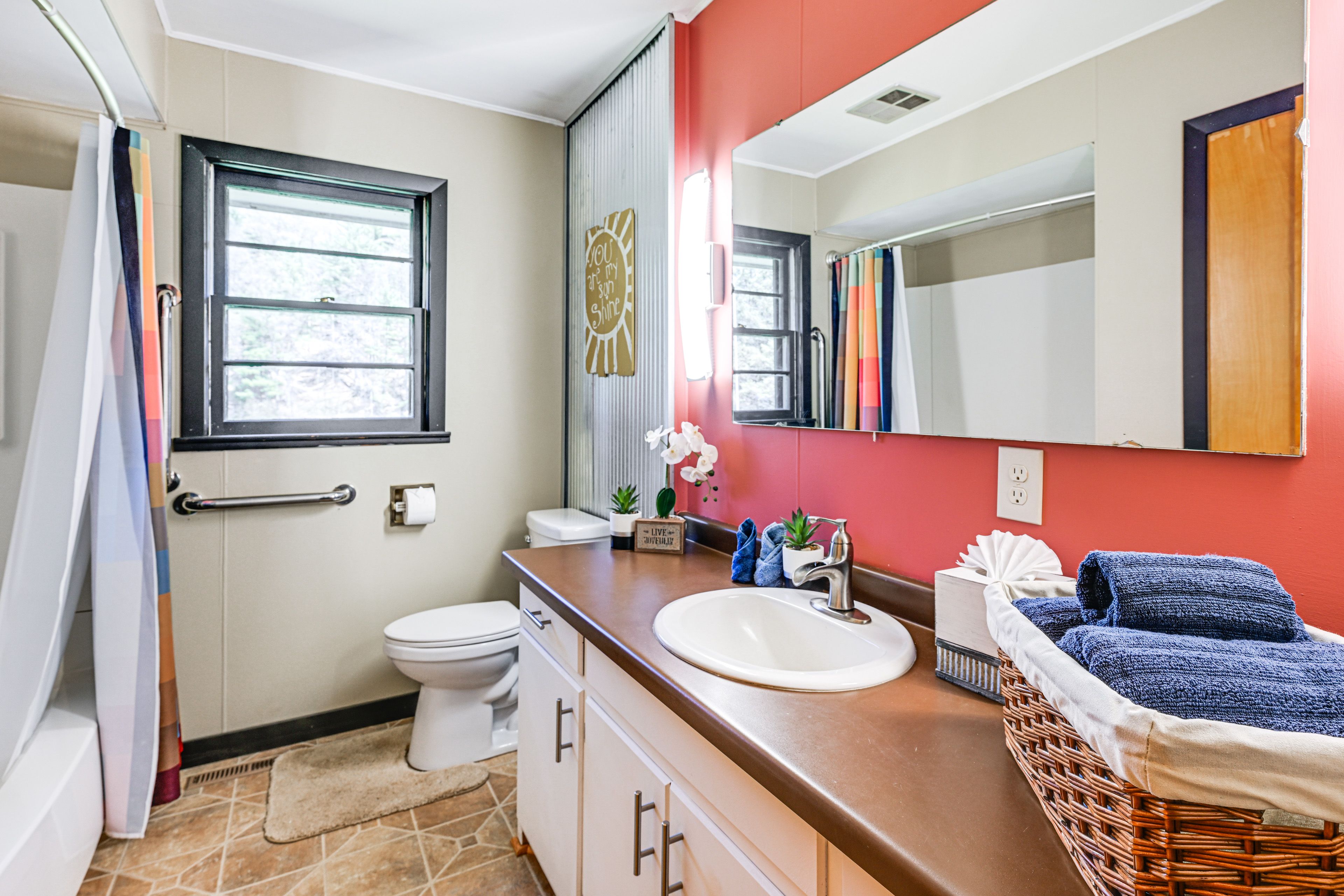 Full Bathroom | Towels Provided