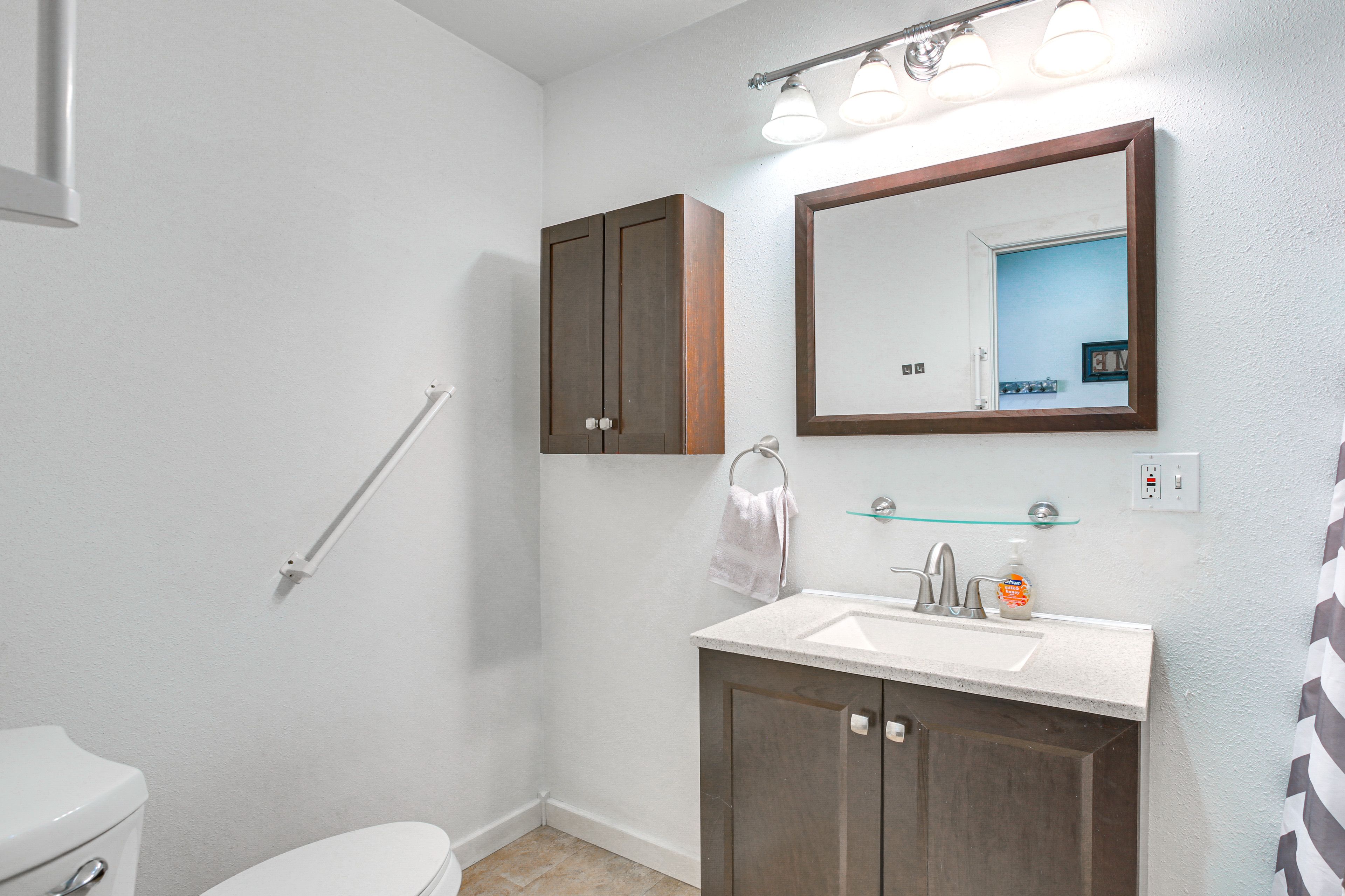 Full Bathroom | Towels Provided | Complimentary Toiletries