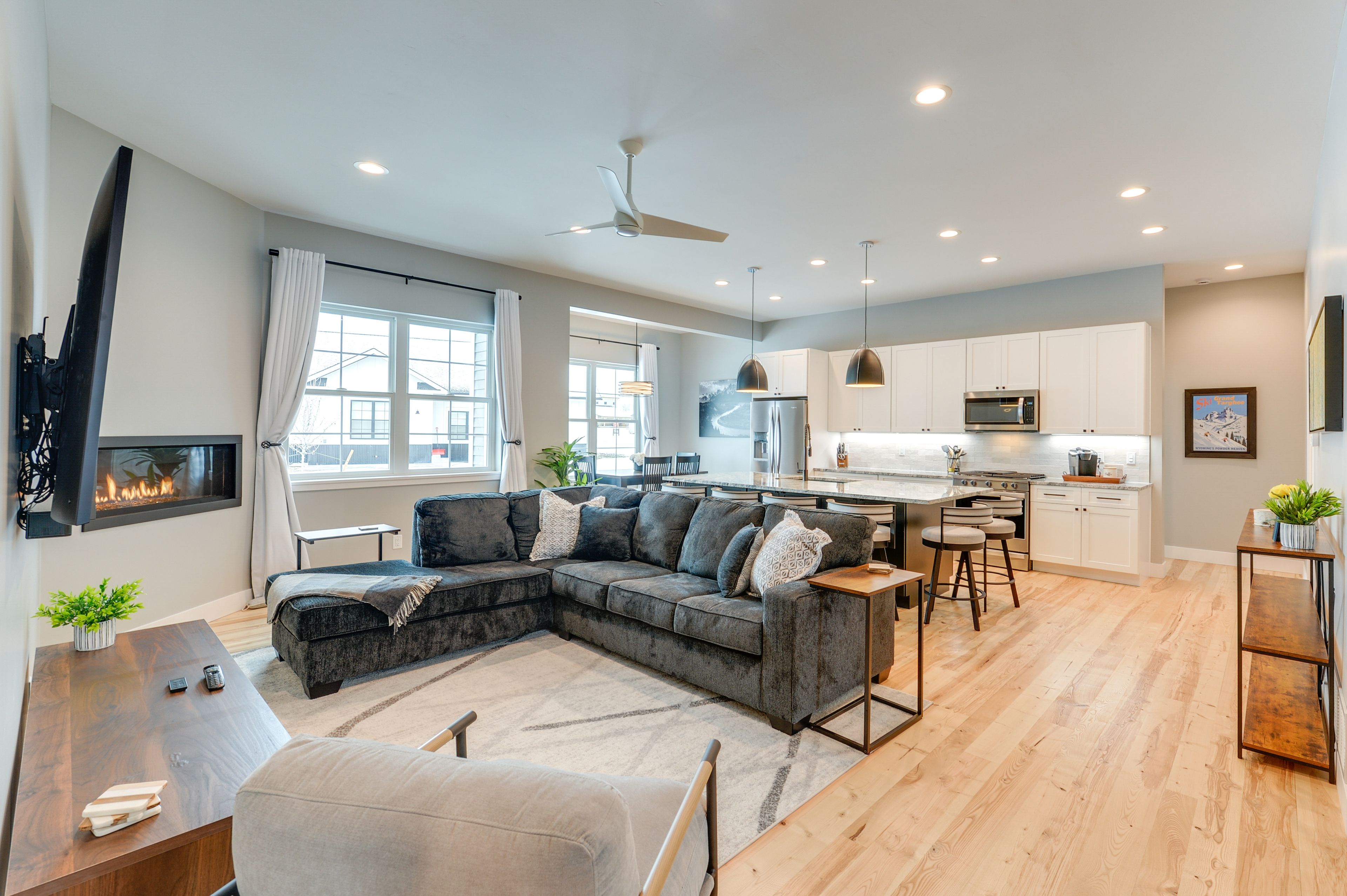 Living Room | Electric Fireplace | Free WiFi | Flat-Screen TV