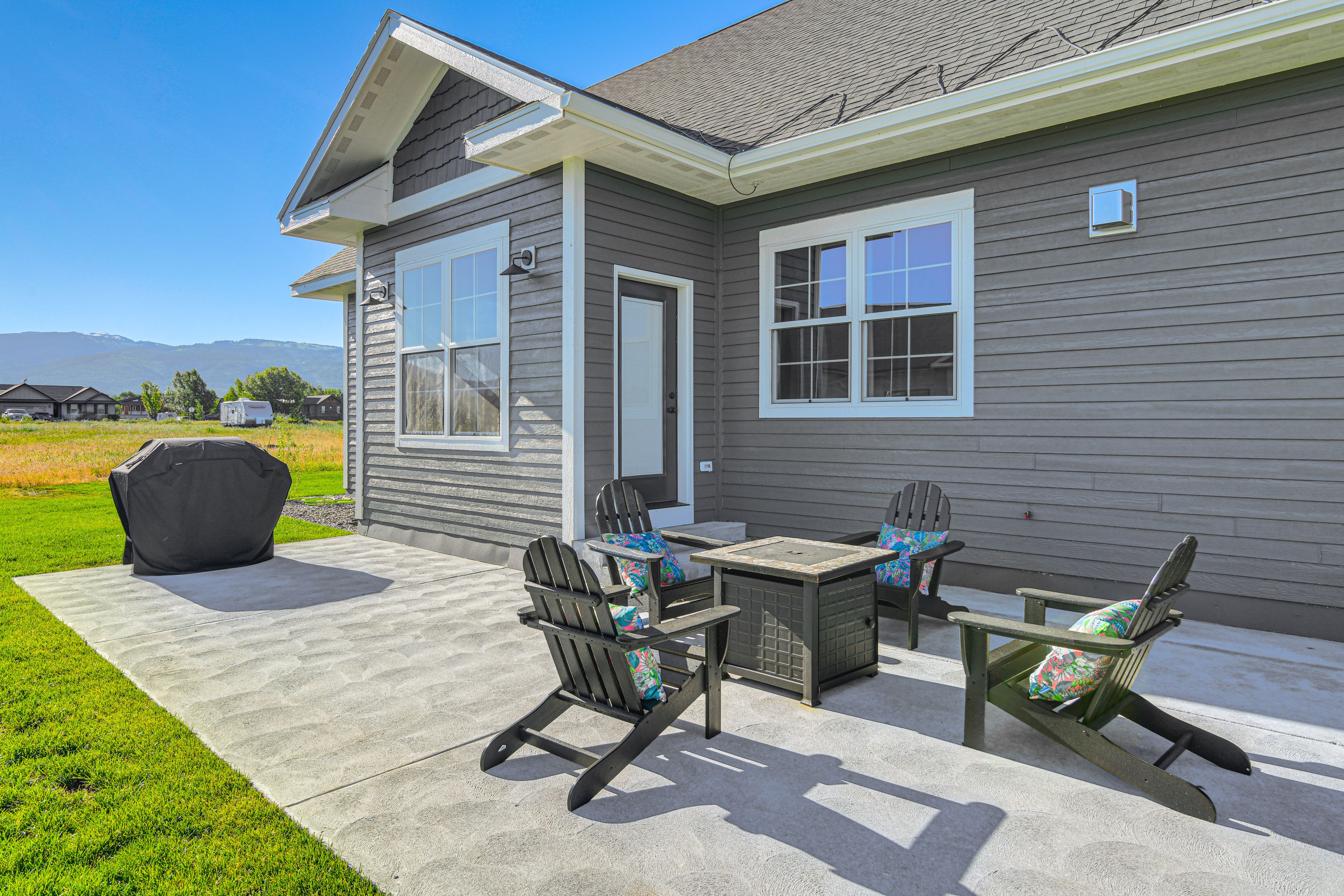 Private Patio | Fire Table | Grill